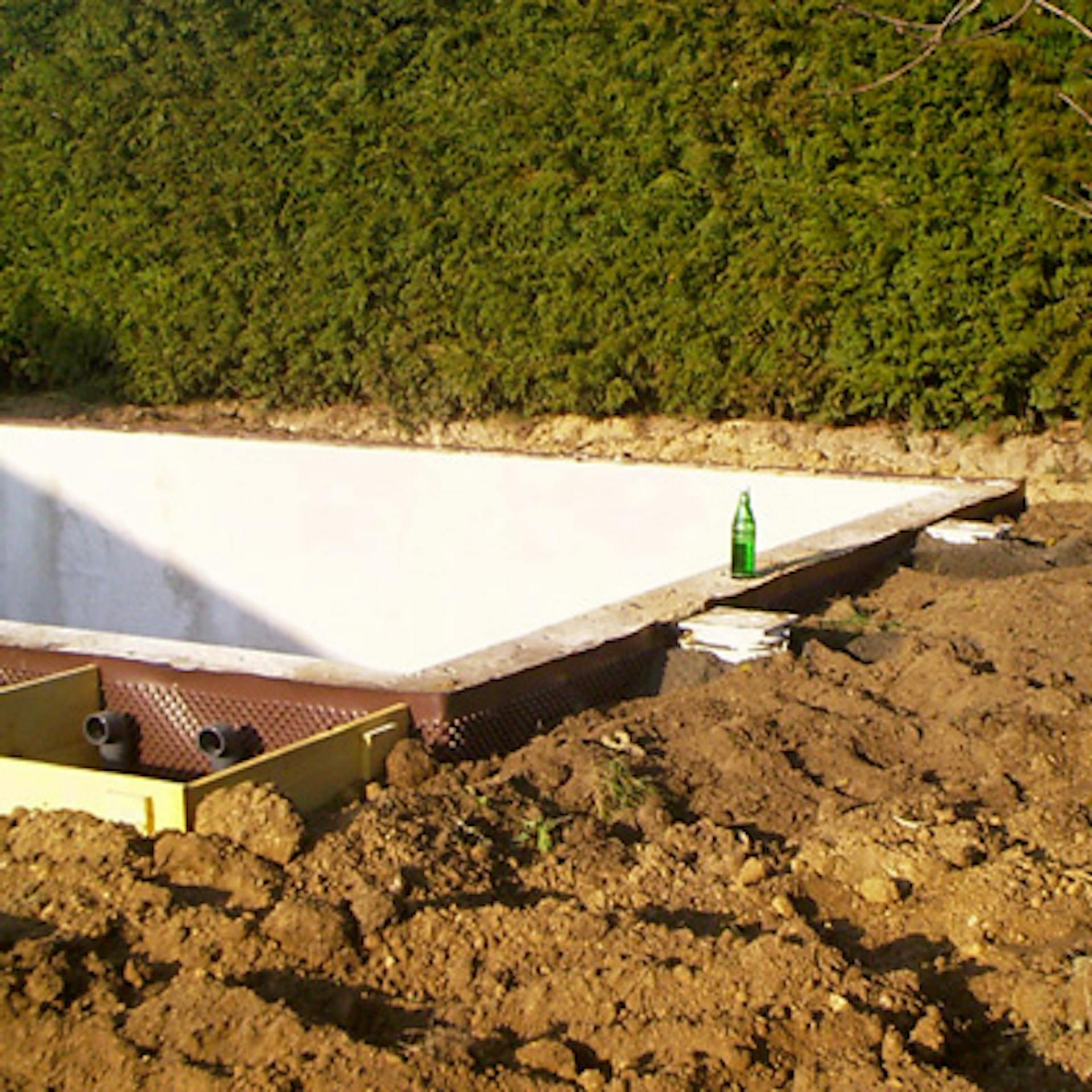 A medence külső medencefalát földdel töltik fel.