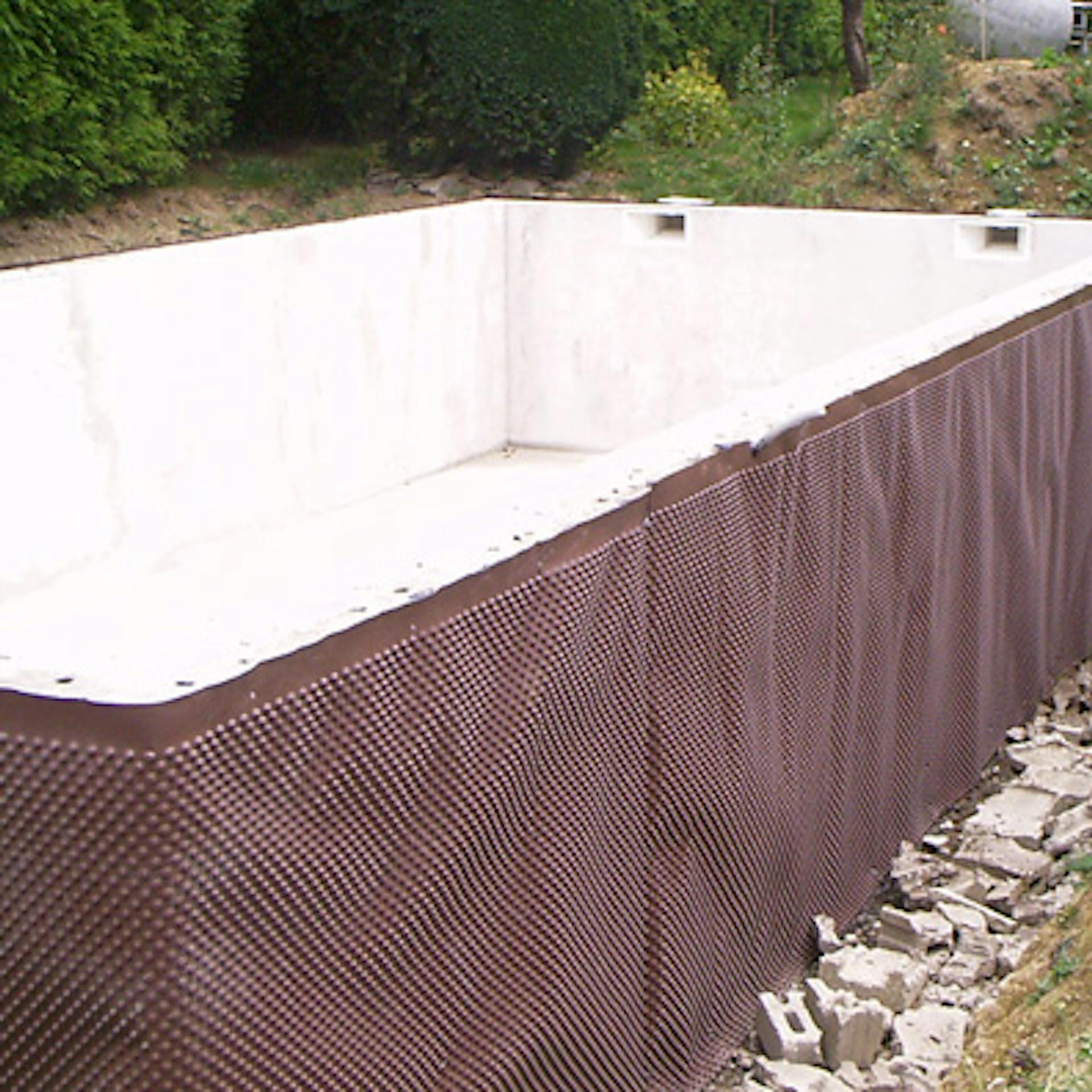 A buborékfóliát a medence külső falához rögzítik.