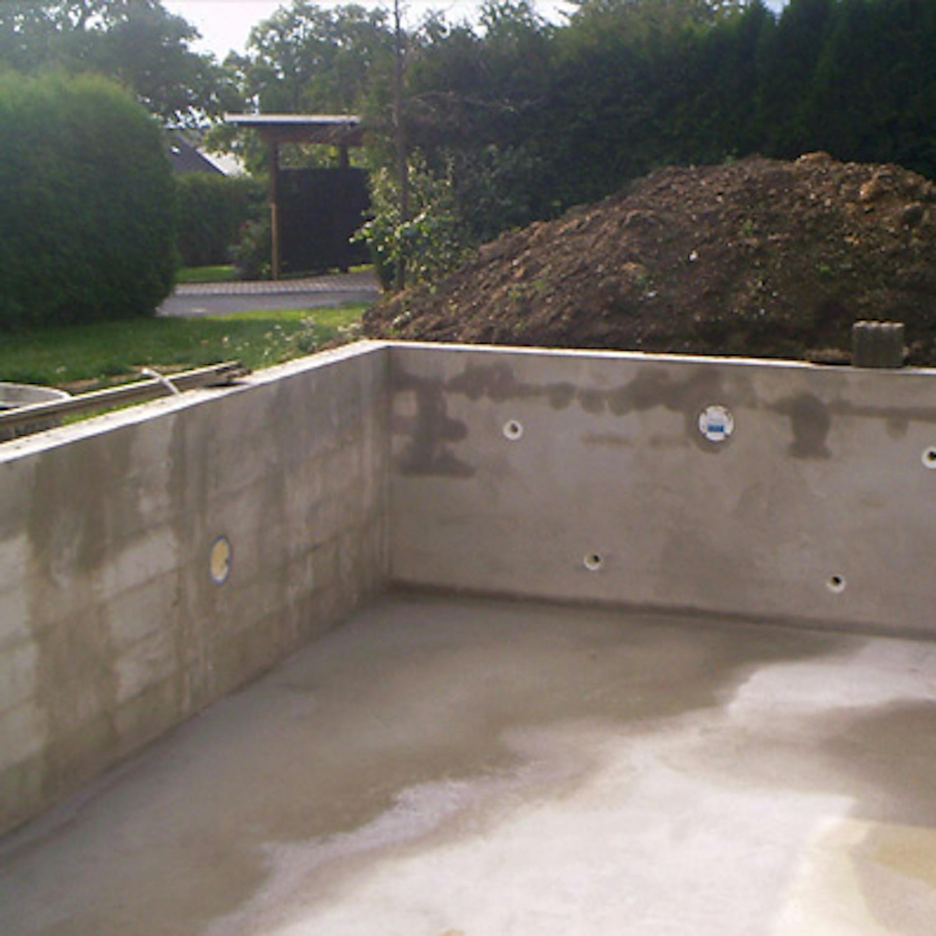 A medence belső falai vízálló vakolattal vannak bevakolva.