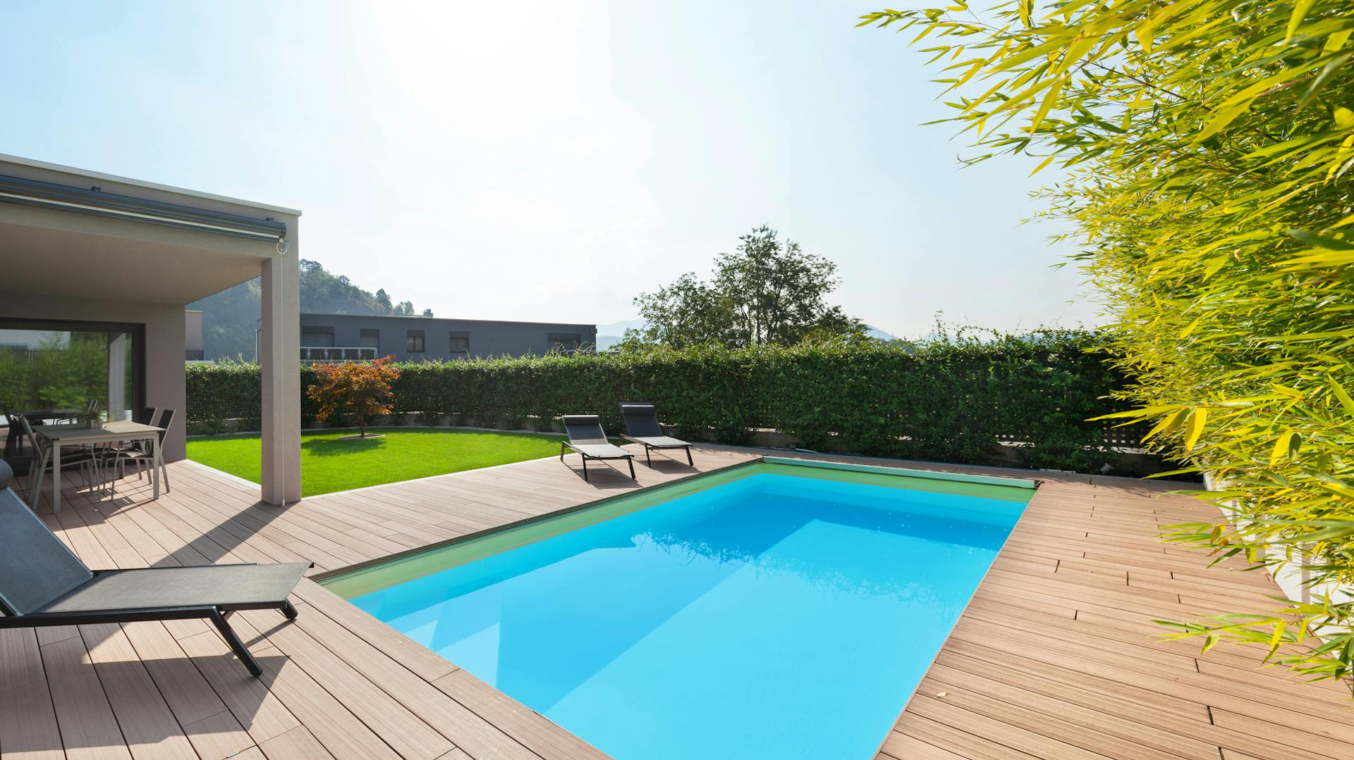 Bordo in legno per la piscina