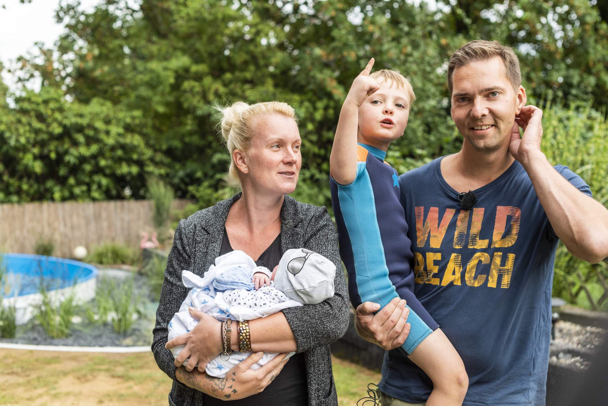 Familie mit Kind vor Pool