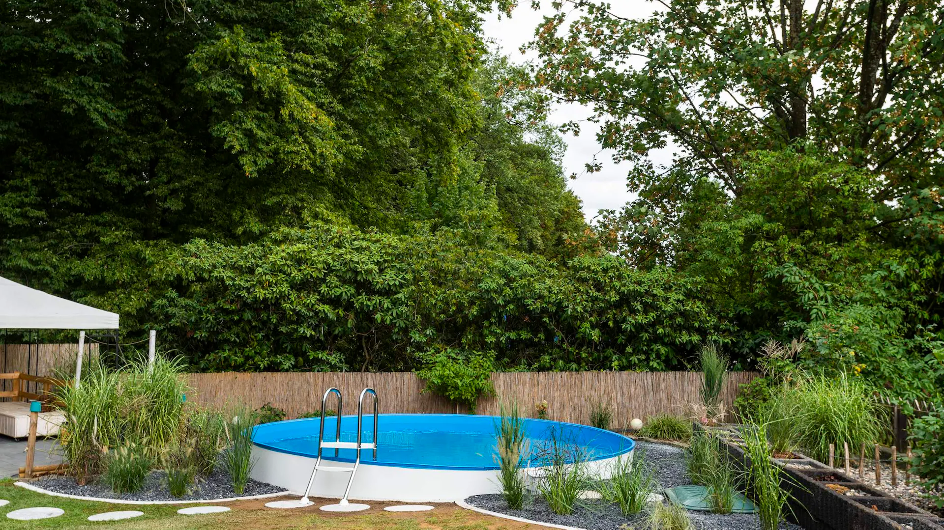 Teilversenkter Stahlwandpool im Garten.