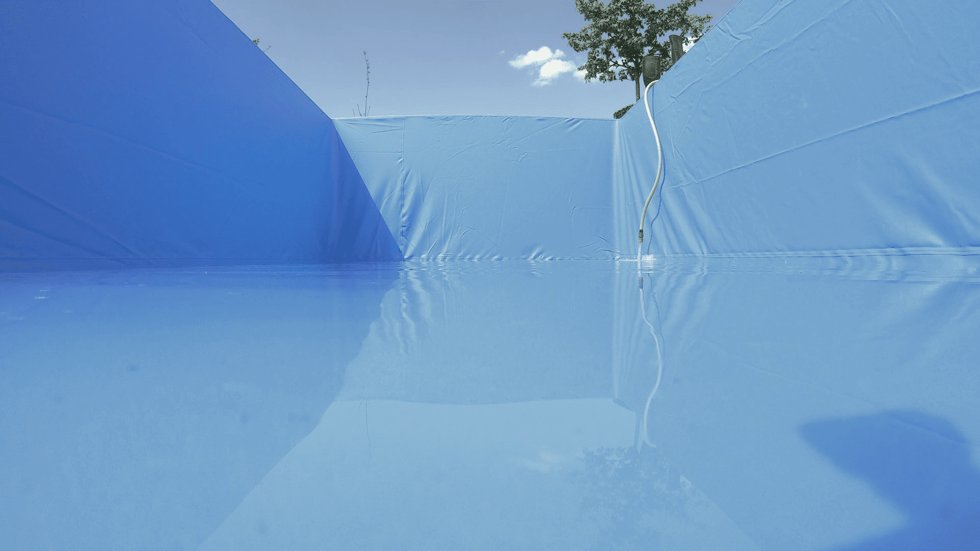 Pool wird vollständig mit Wasser befüllt.