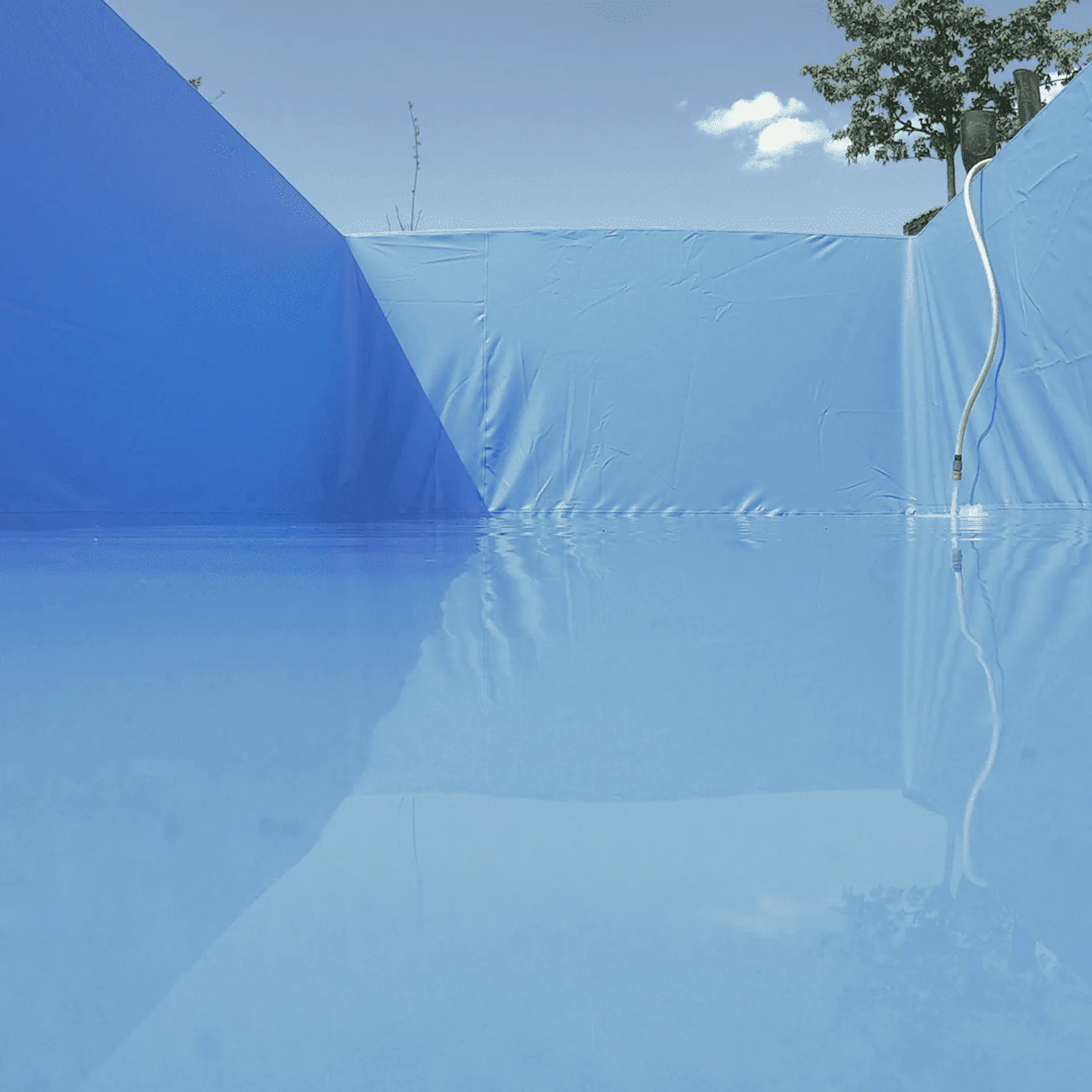 Pool wird vollständig mit Wasser befüllt.
