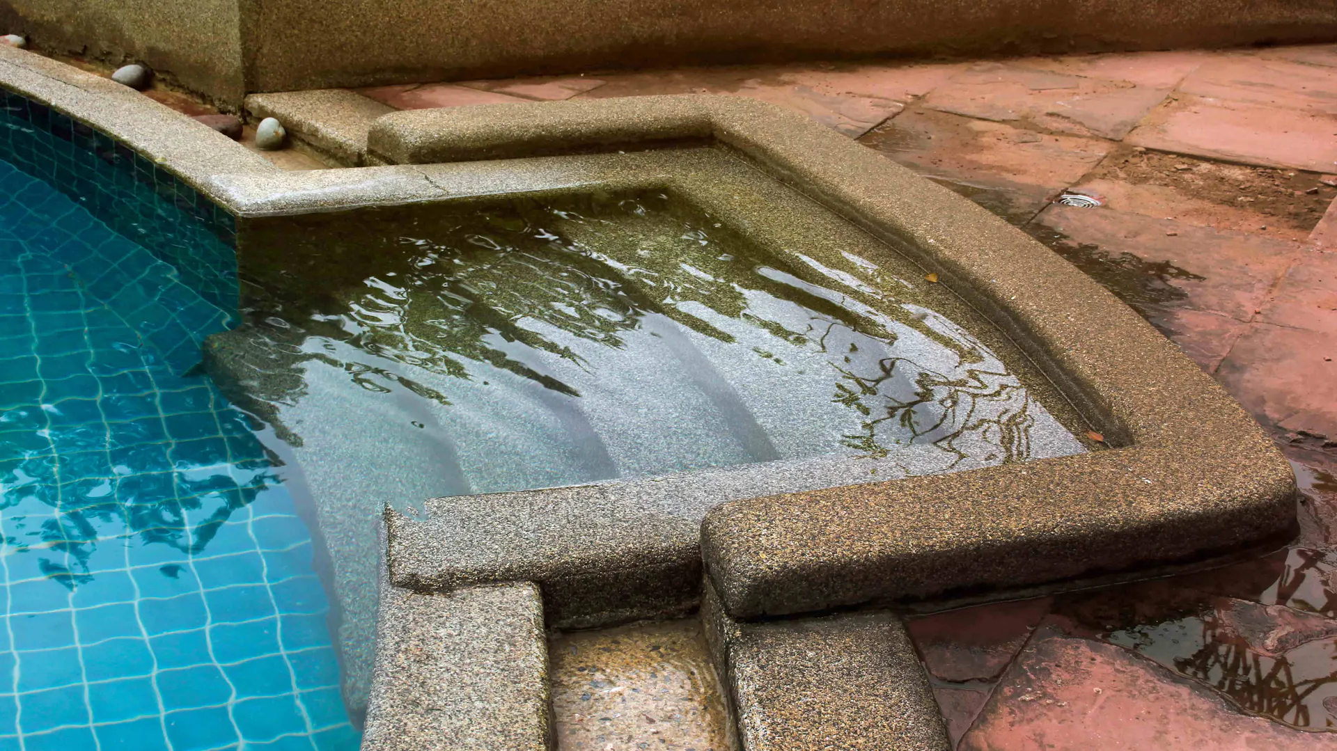 Römertreppe aus Beton im Pool.