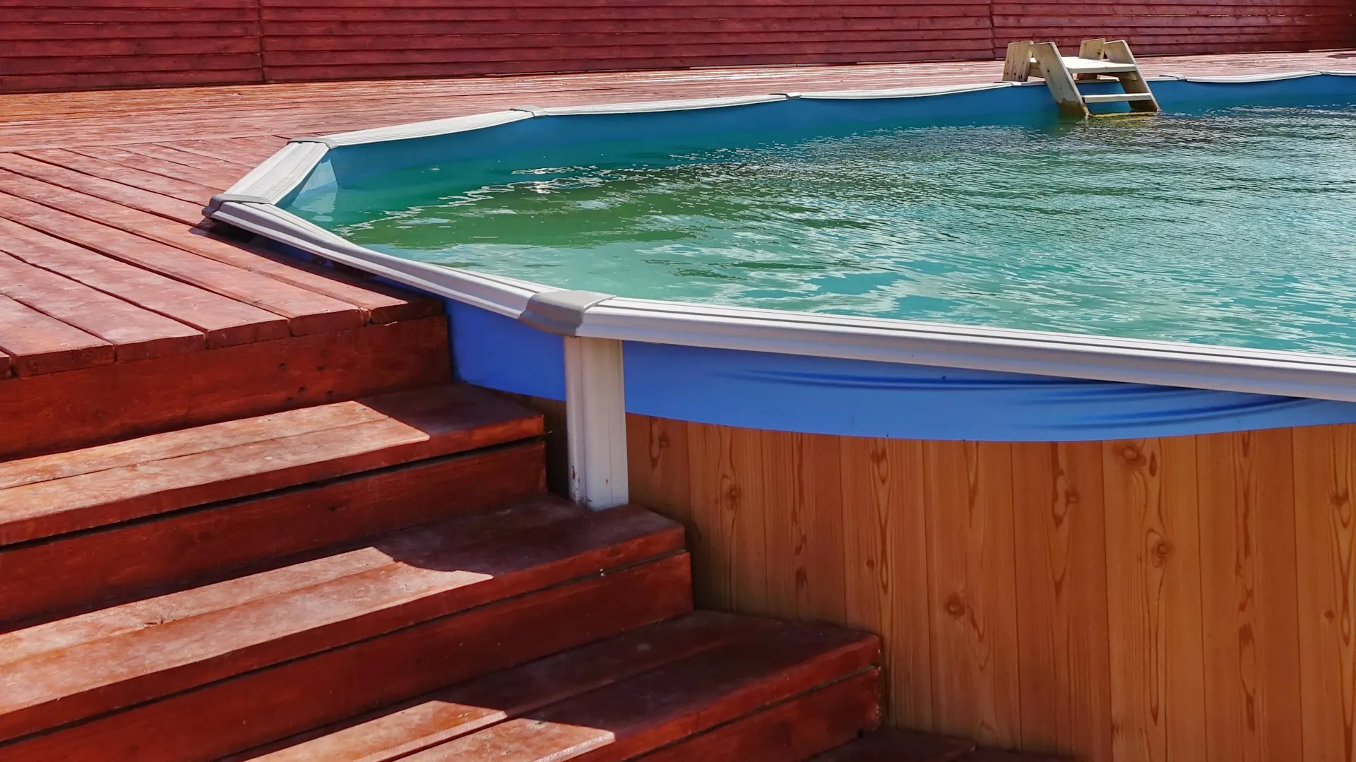 Pool mit Holzrumrandung und Treppe
