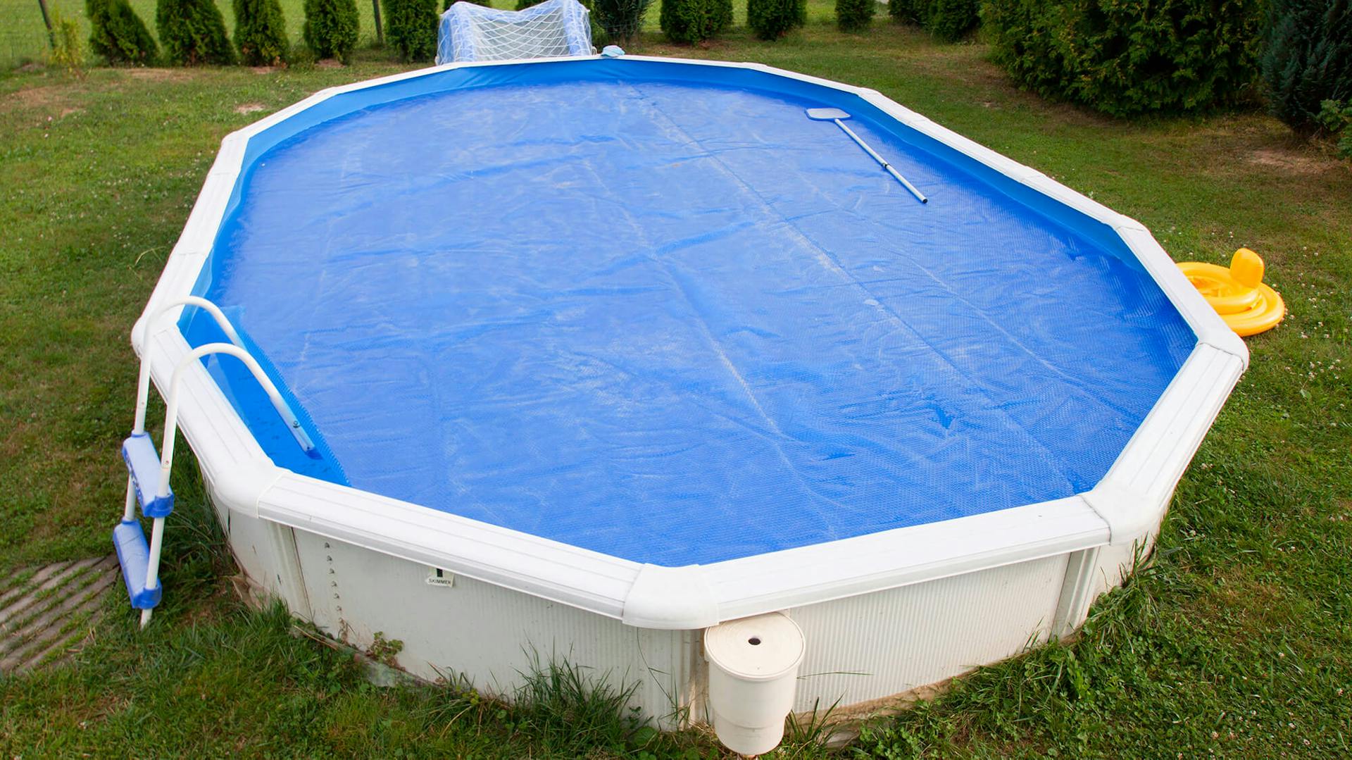 Nadzemní bazén s plachtou na zahradě