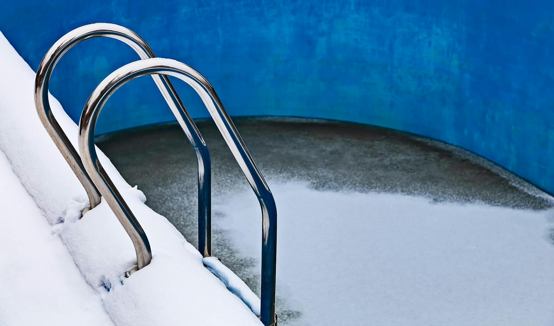 Piscina vuota coperta di neve.