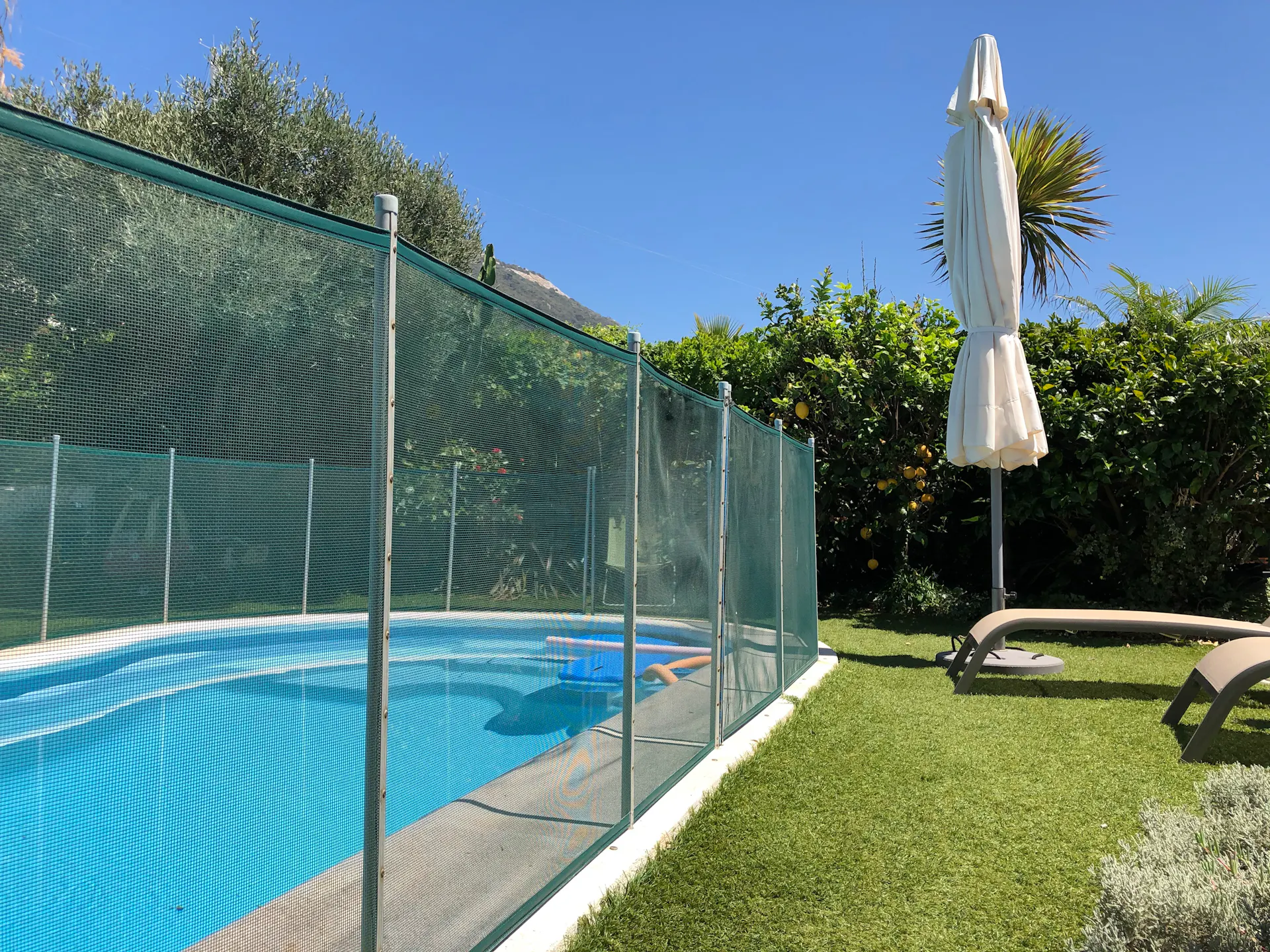 Piscina con recinzione di sicurezza per bambini e animali domestici in giardino