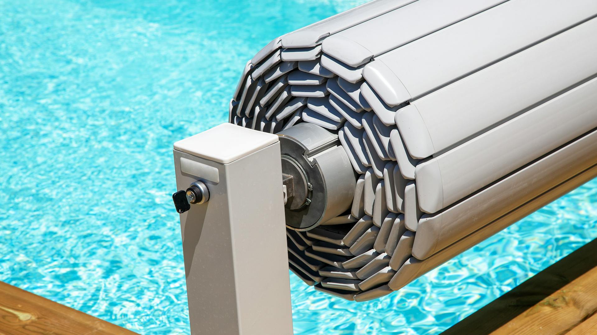 Nahaufnahme von eingefahrener Rollabdeckung an Pool