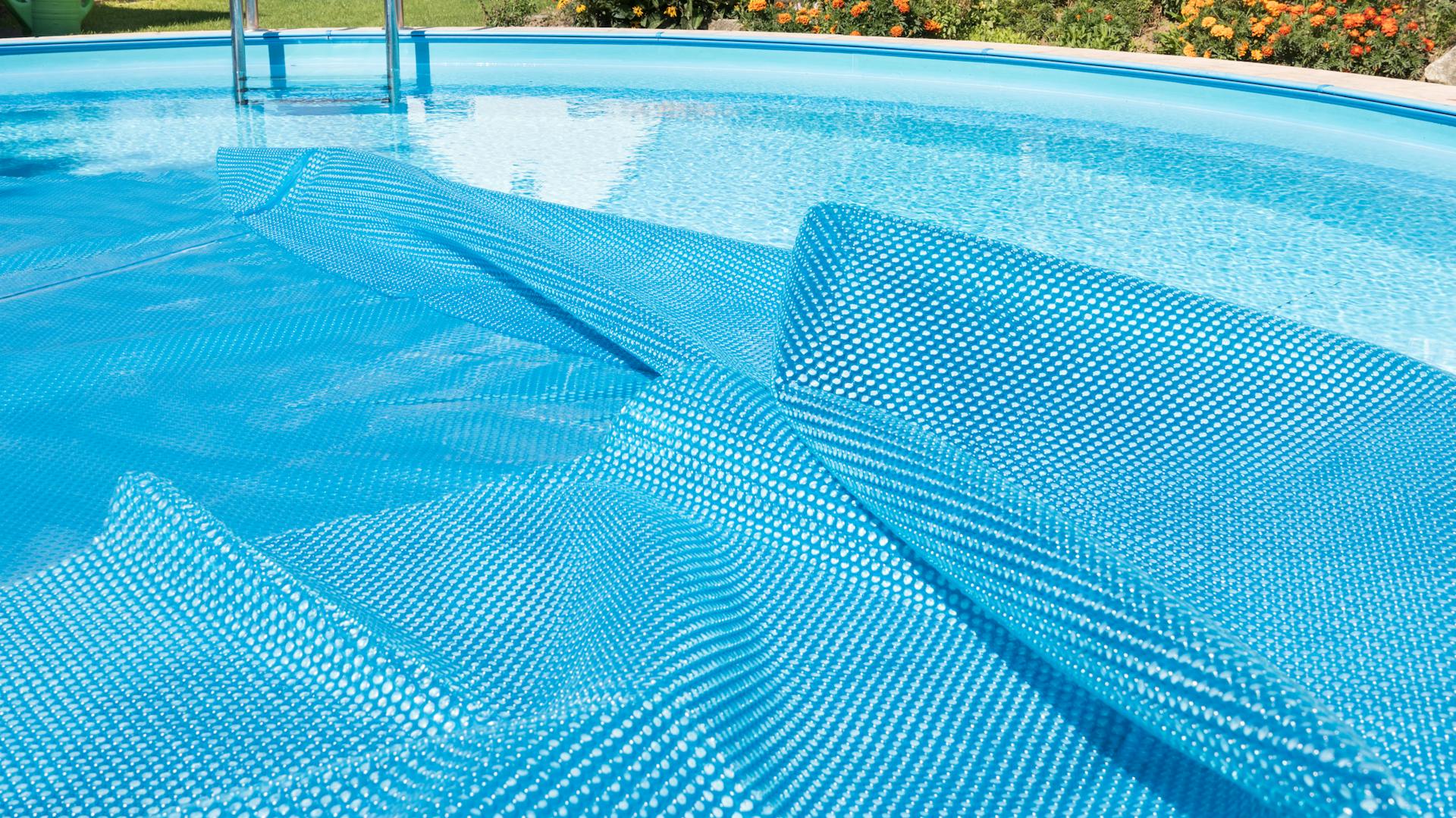 Halb entfernte Solarfolie auf kleinem Gartenpool