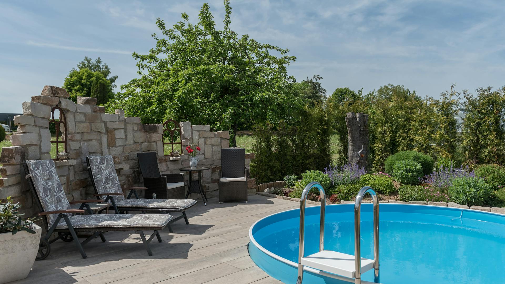 In die Terrasse eingelassener Aufstellpool