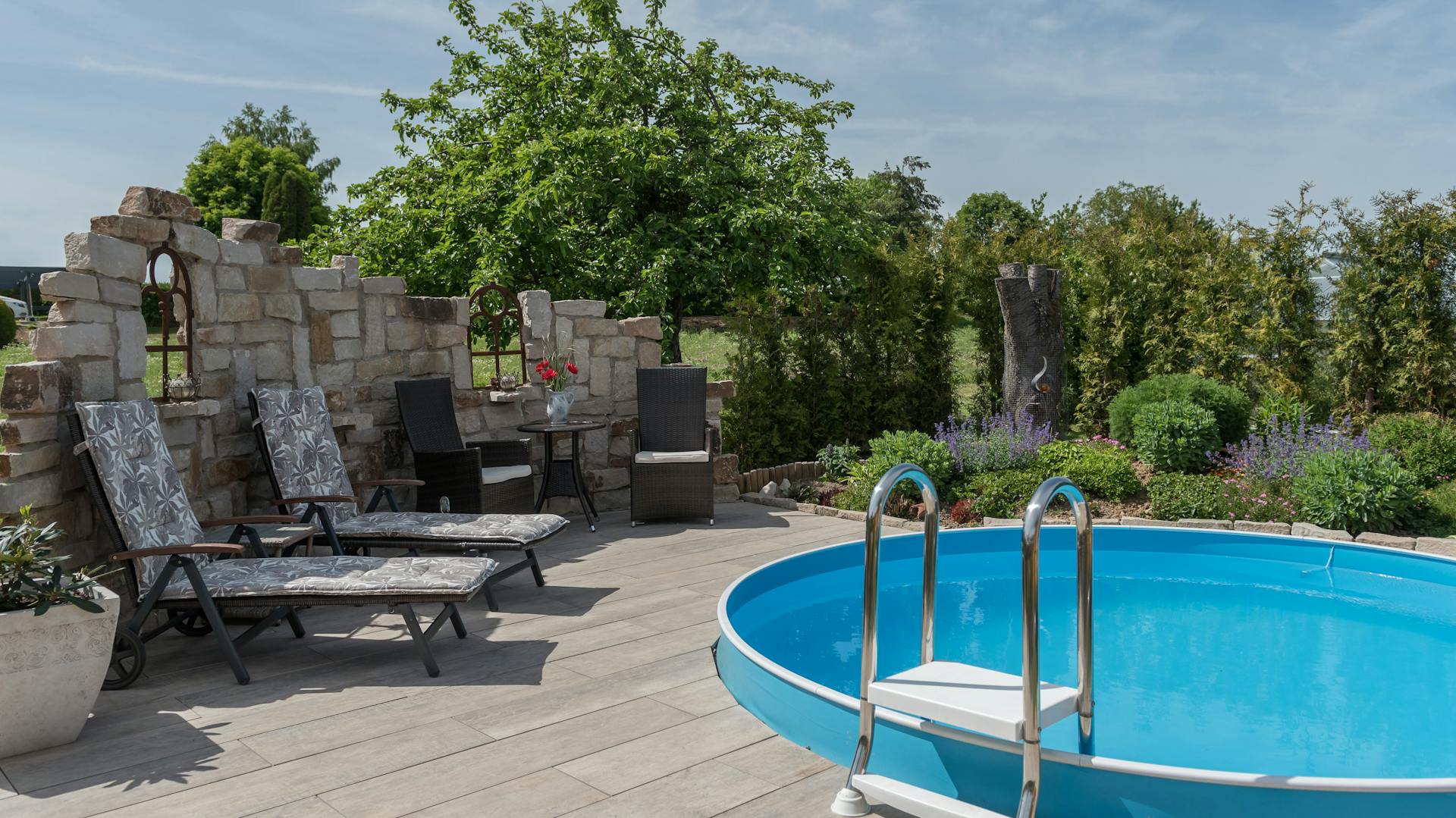 In die Terrasse eingelassener Aufstellpool