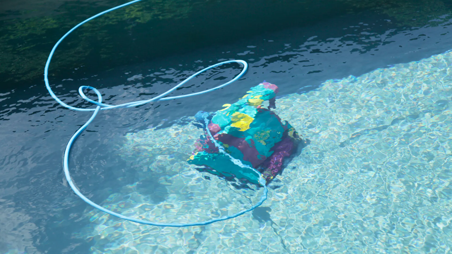 Ein Poolroboter in einem Schwimmbecken
