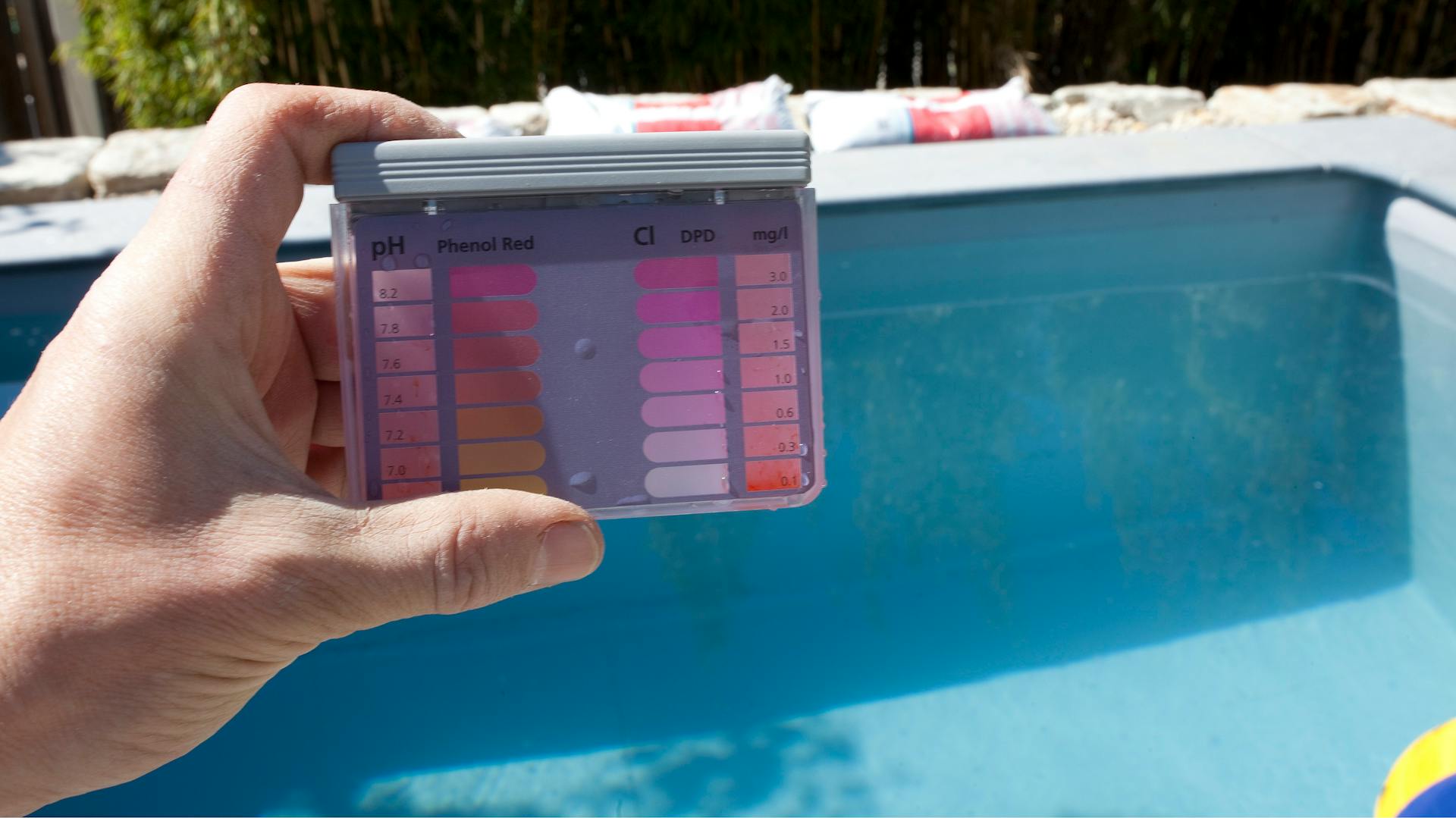 Una persona tiene in mano un test per il pH.