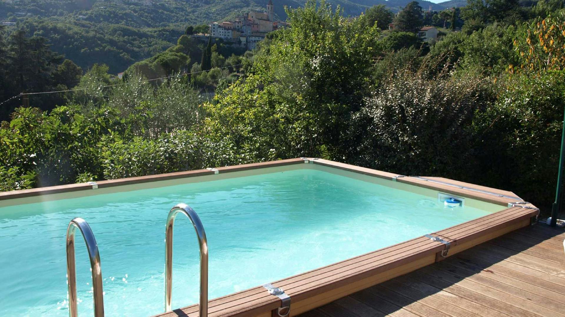 Mit Holz umrandeter Pool mit Leiter