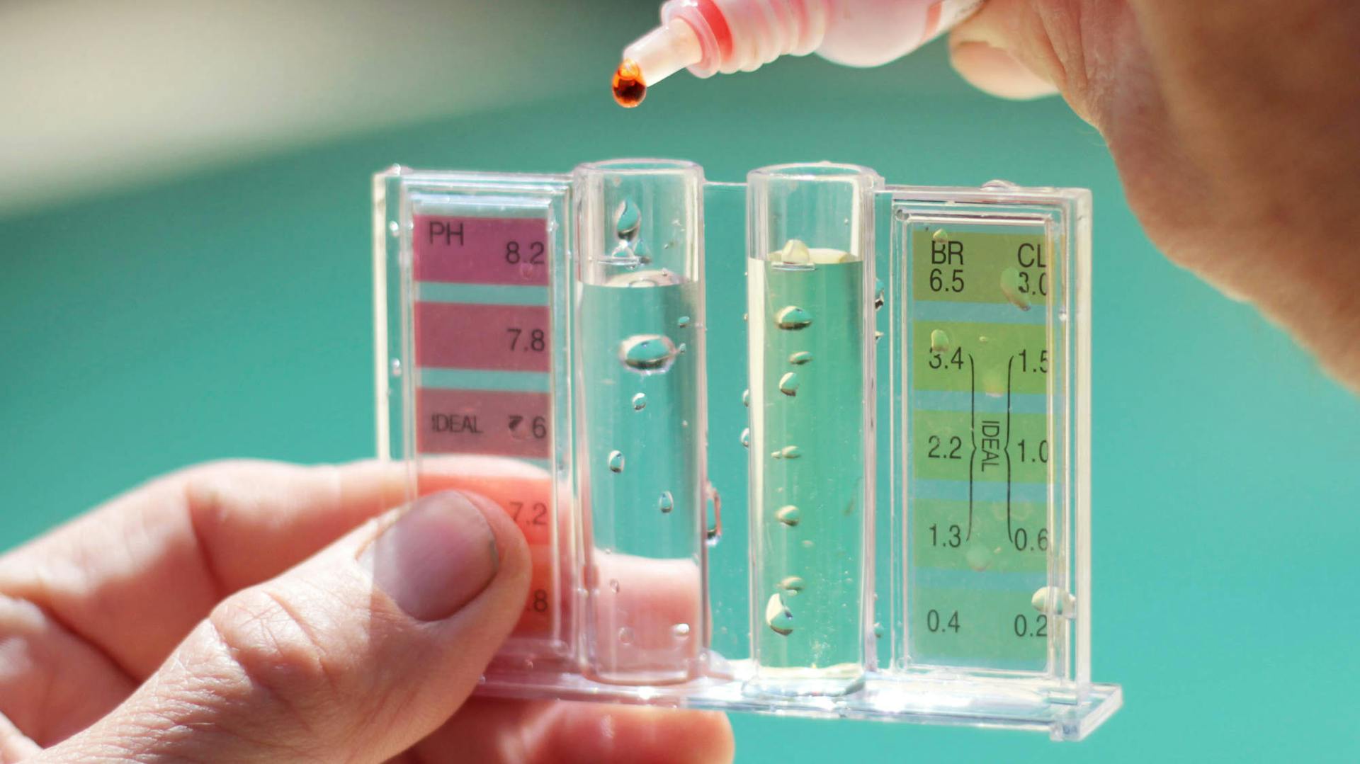 Test zur Bestimmung des pH-Werts und Chlorgehalts.
