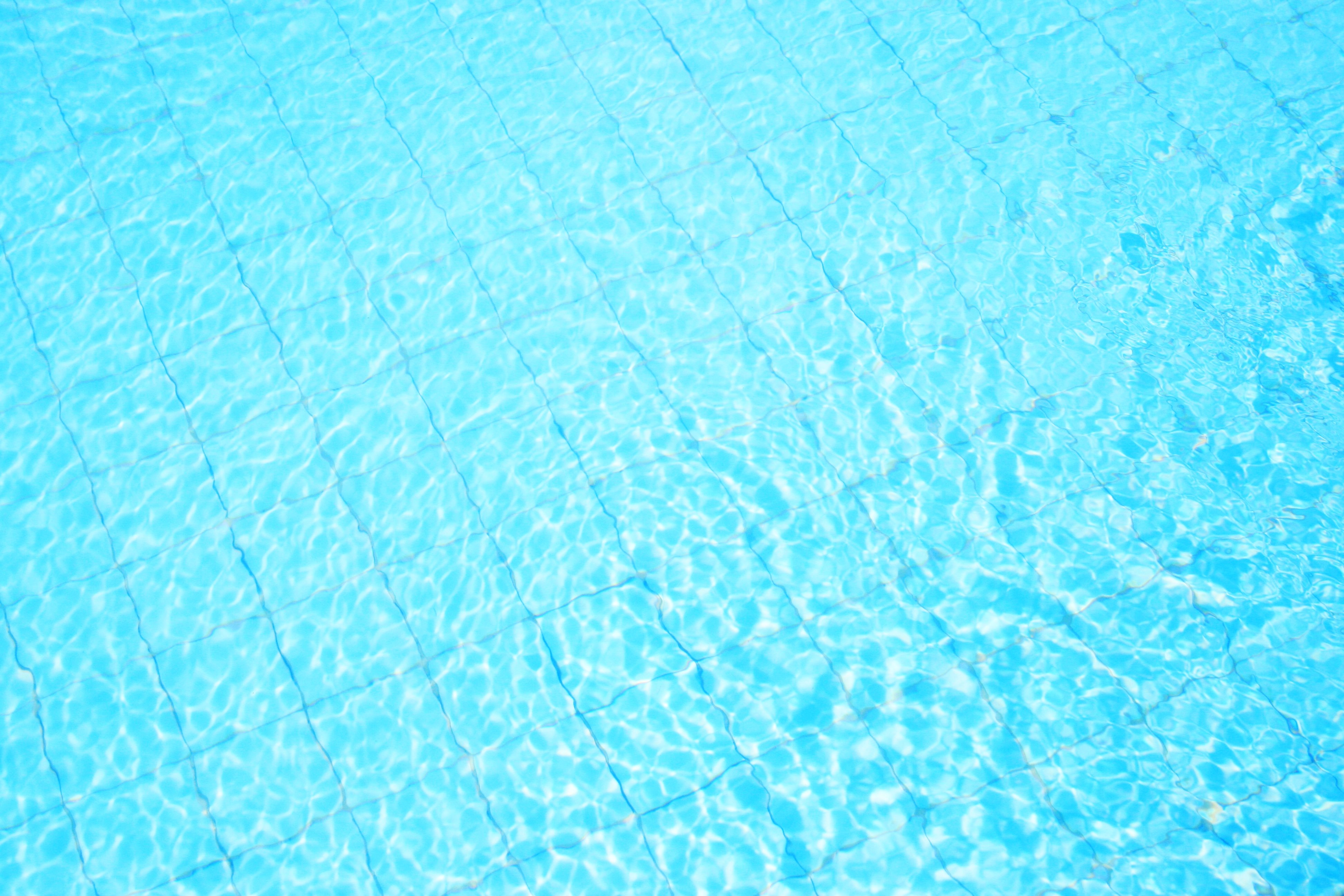 Tiszta vízzel feltöltött medence