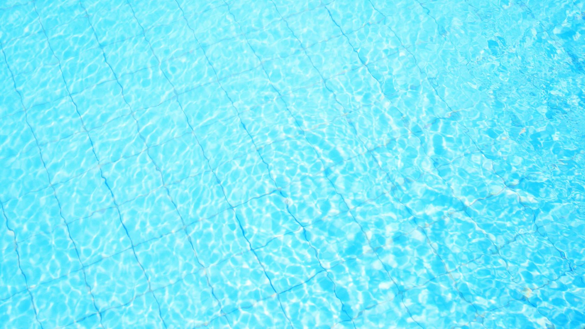 Tiszta vízzel feltöltött medence