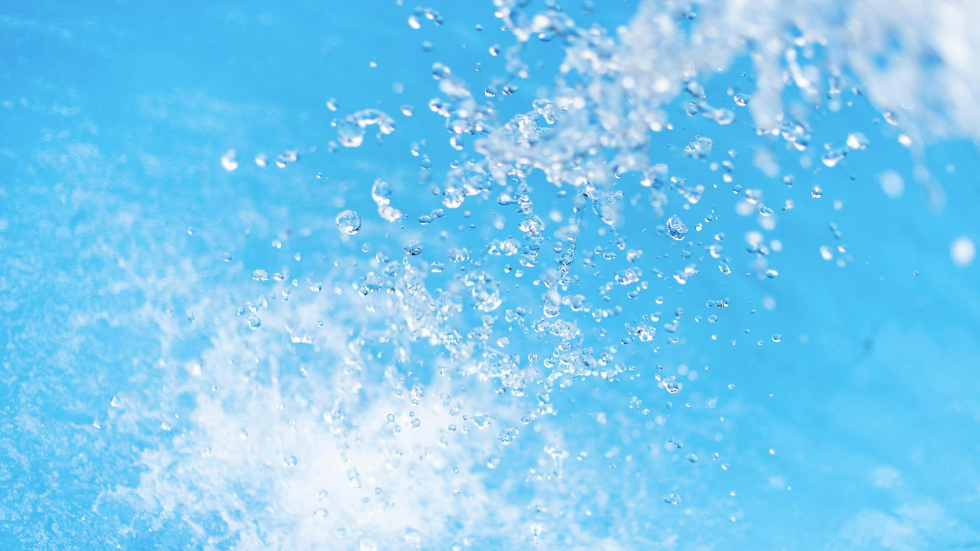 Wasser läuft in den Pool.