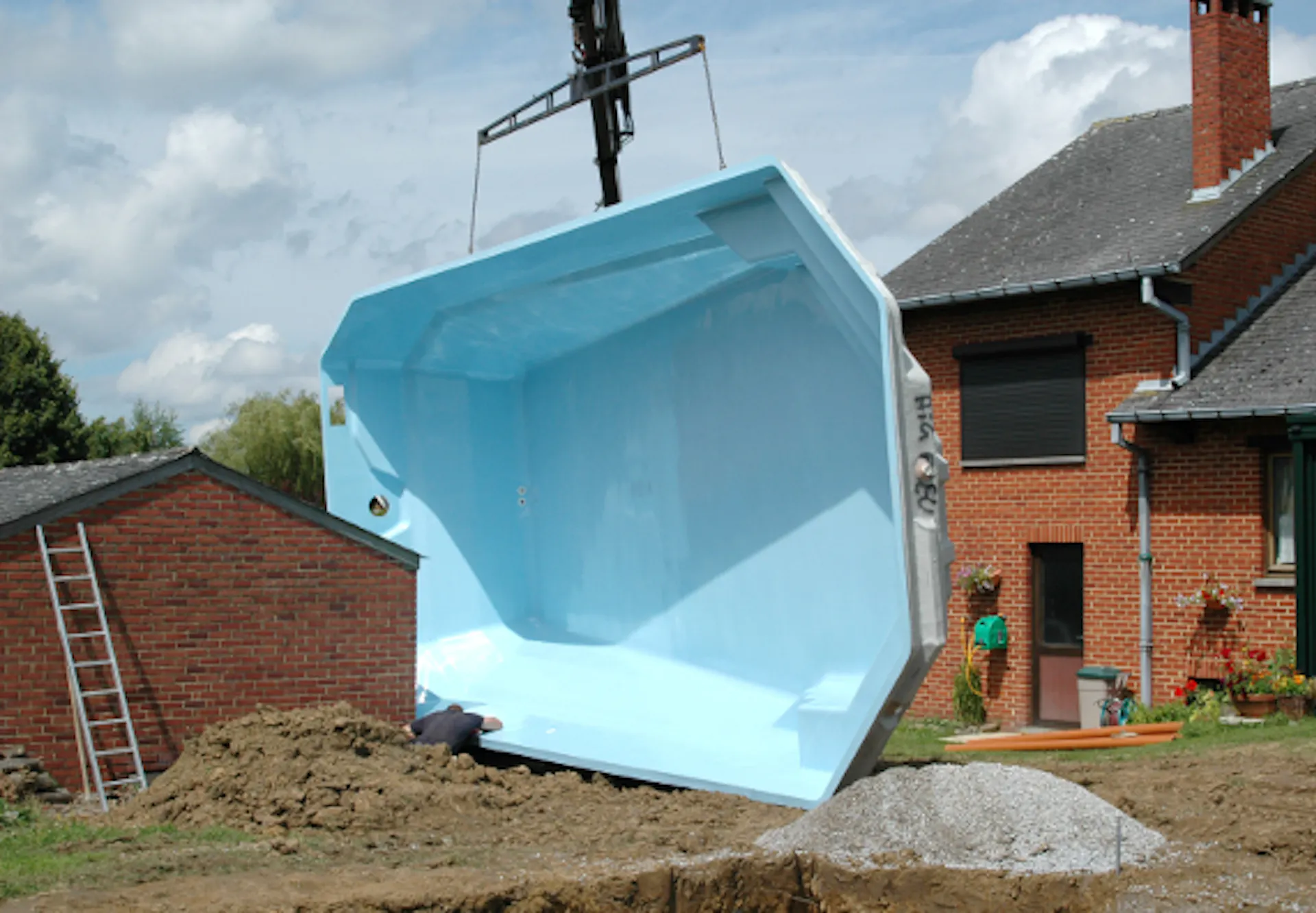 La piscine est accrochée à la grue