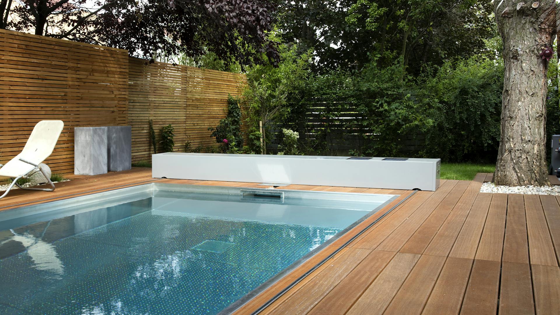 Großer Pool mit Sichtschutzwand im Garten