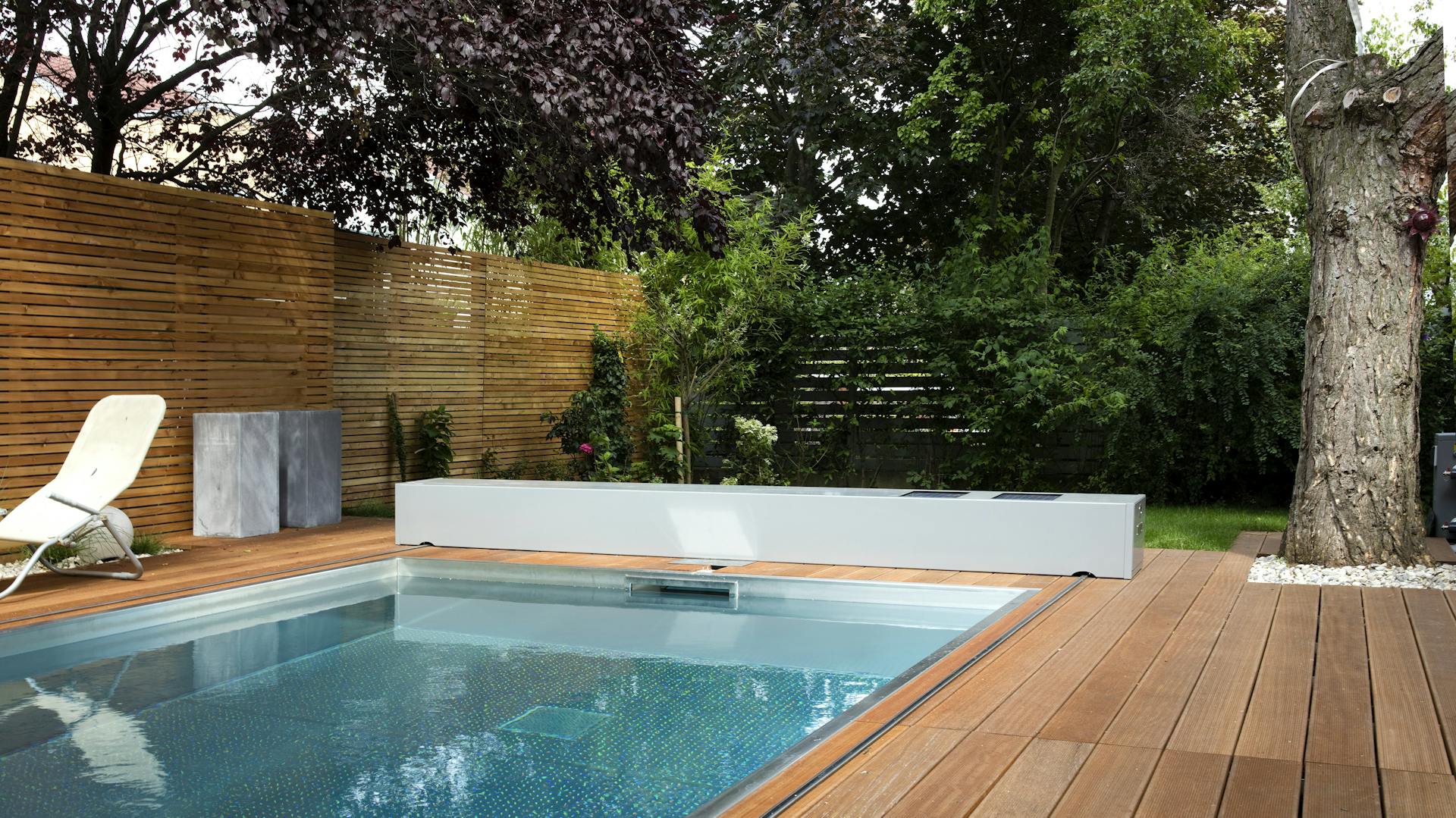 Großer Pool mit Sichtschutzwand im Garten