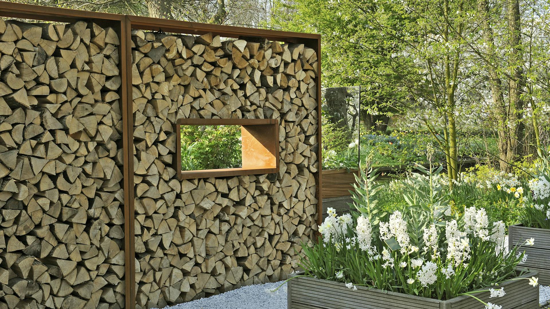 Legna da ardere come fendivista sulla piscina