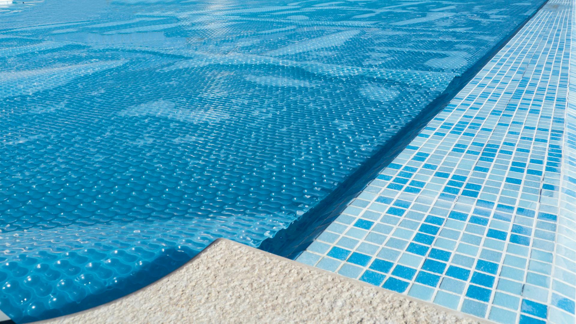 Blaue Solarfolie auf dem Pool