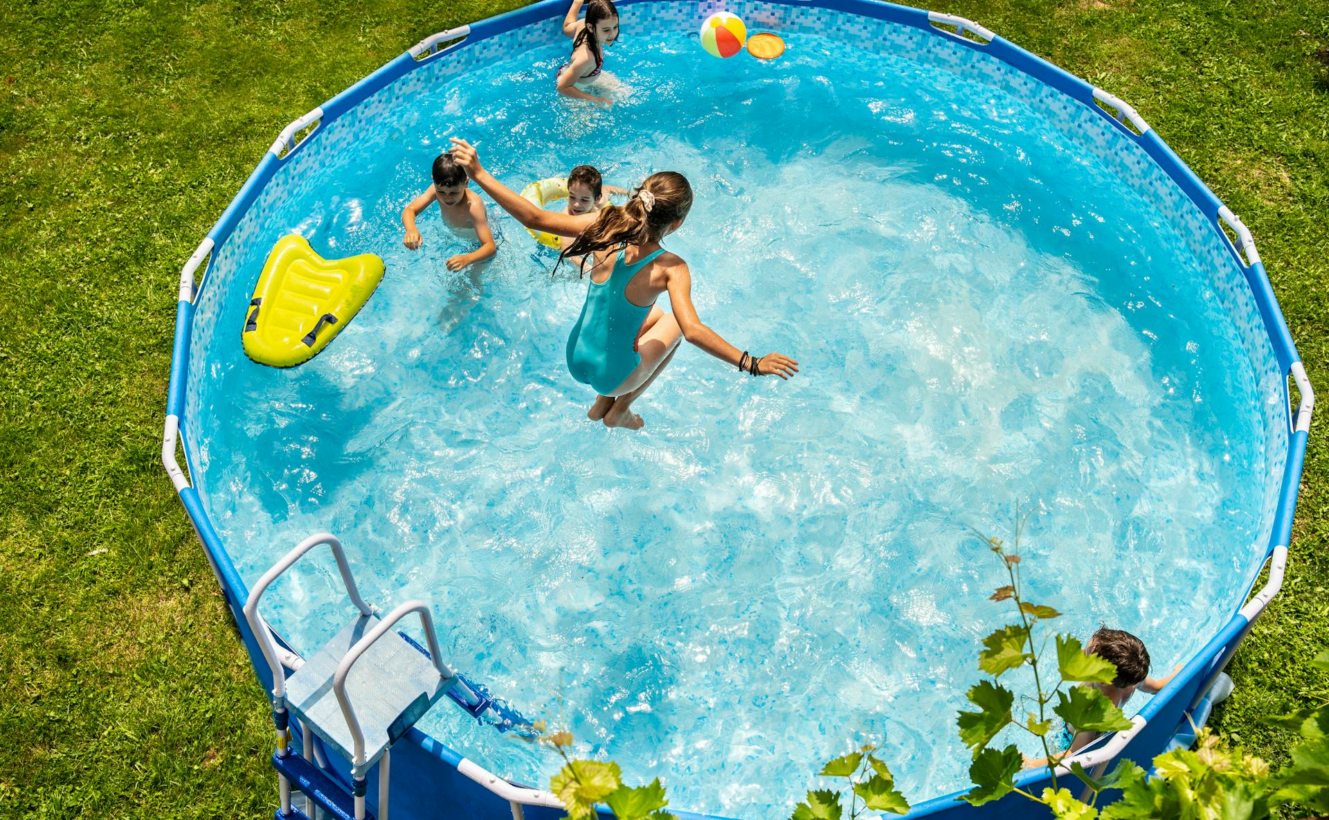 Bambini che giocano in una piscina con telaio in acciaio