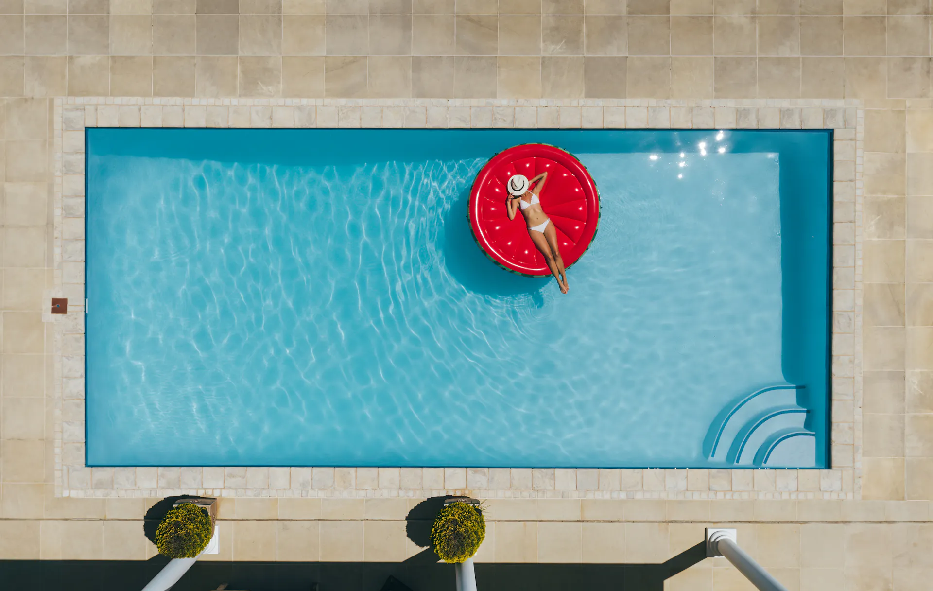 Piscine en polypropylène dans le jardin