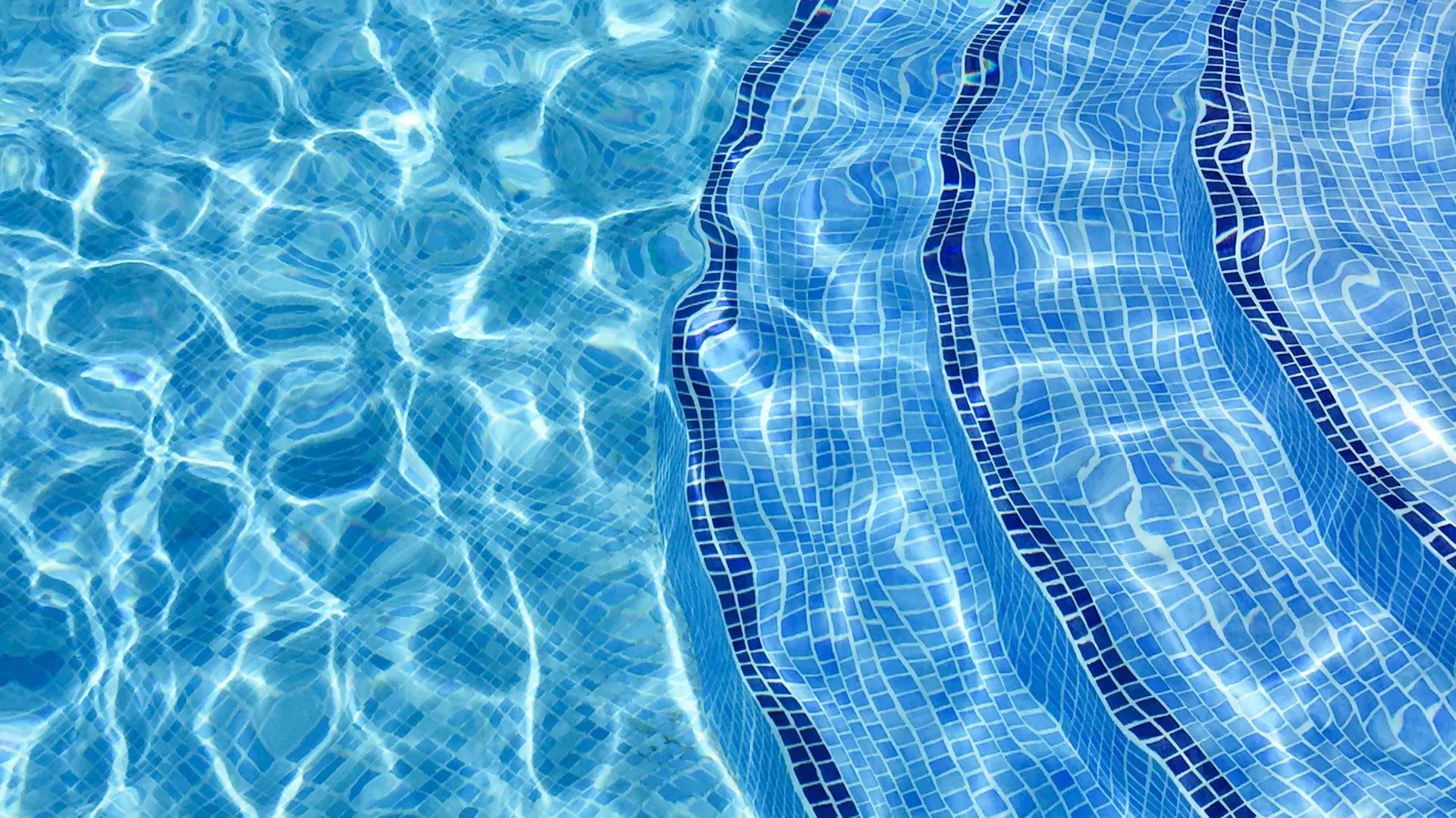 Pool mit Mosaik-Treppen.