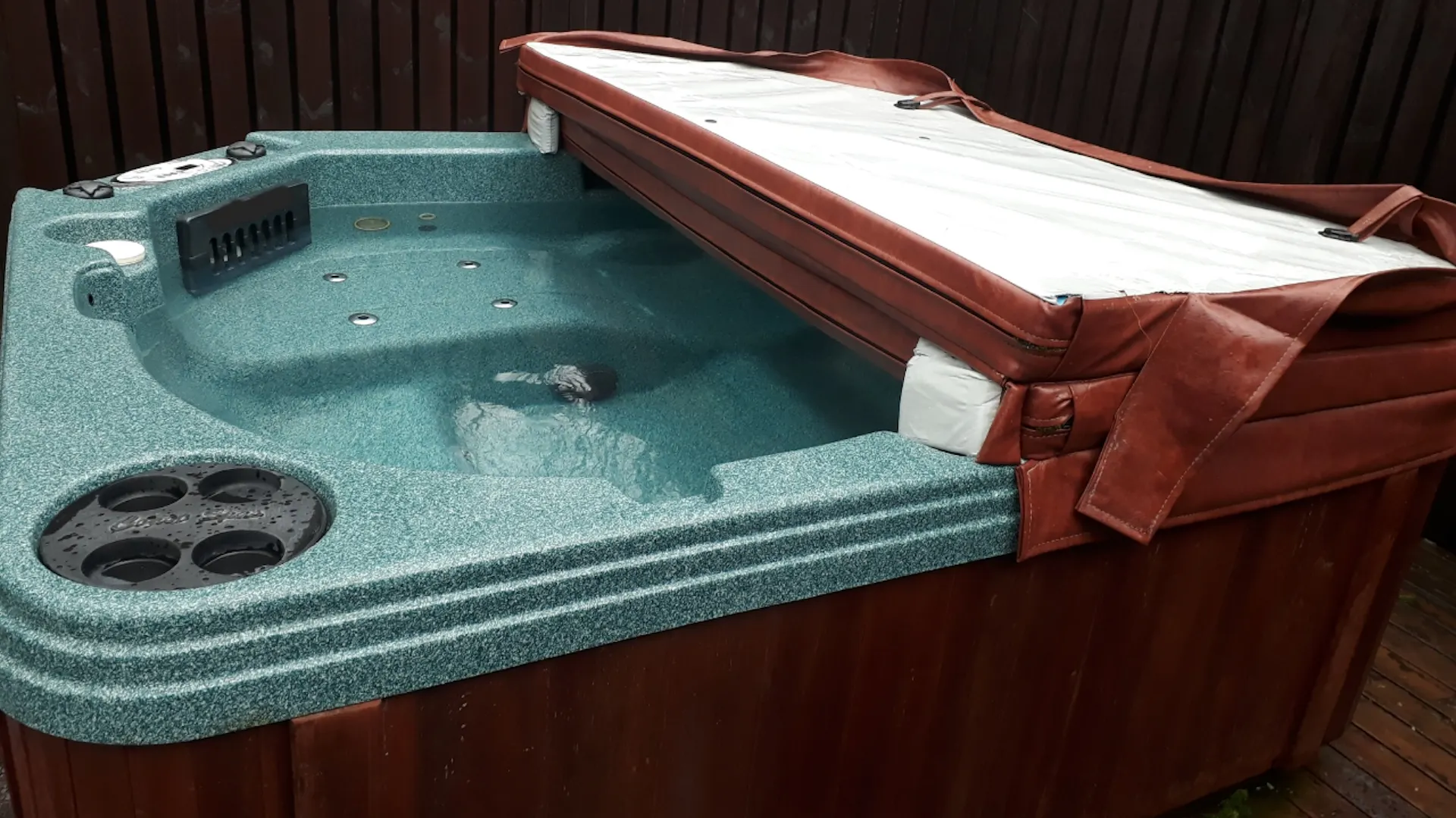 Aufgeklappte Whirlpool Abdeckung aus Vinyl