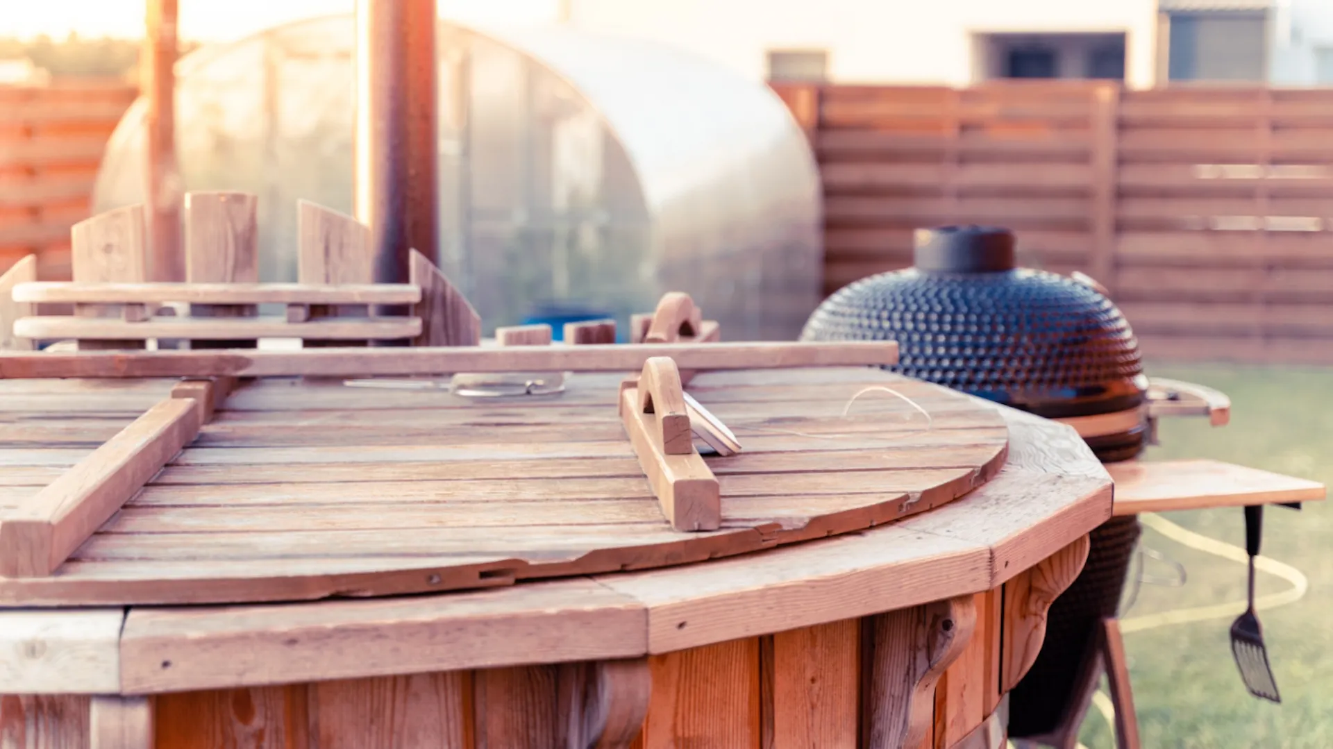 runder Whirlpool mit Abdeckung aus Holz