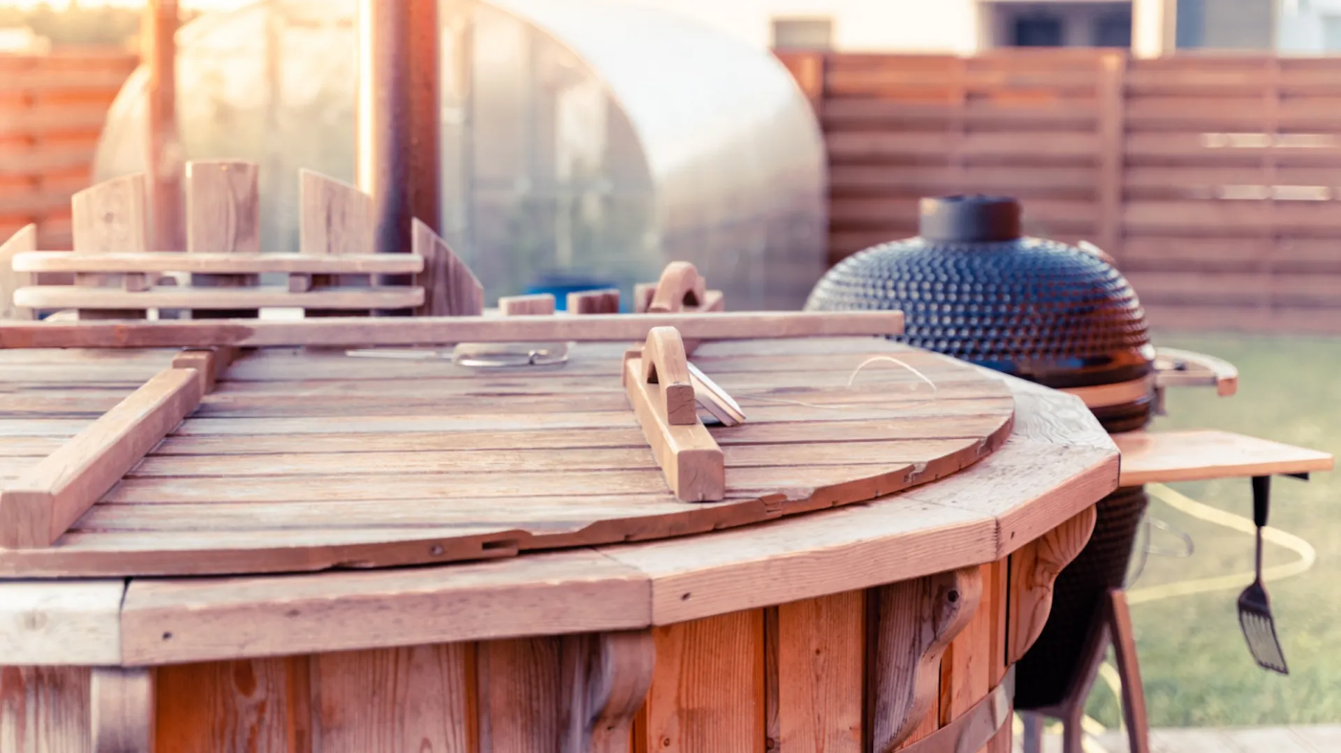 Runder Holzwhirlpool mit Abdeckung aus Holz
