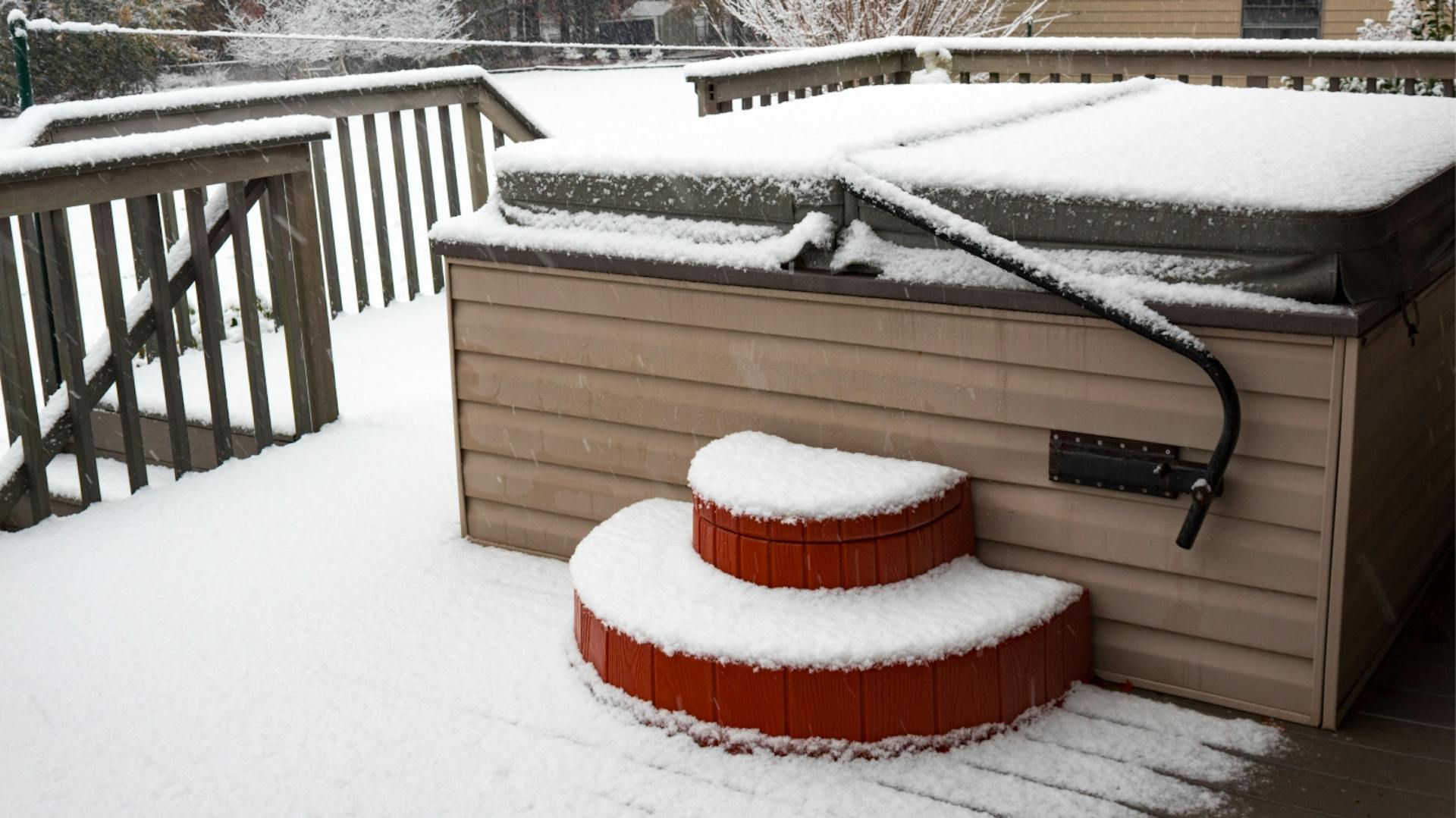 Eingeschneiter Whirlpool mit Abdeckung