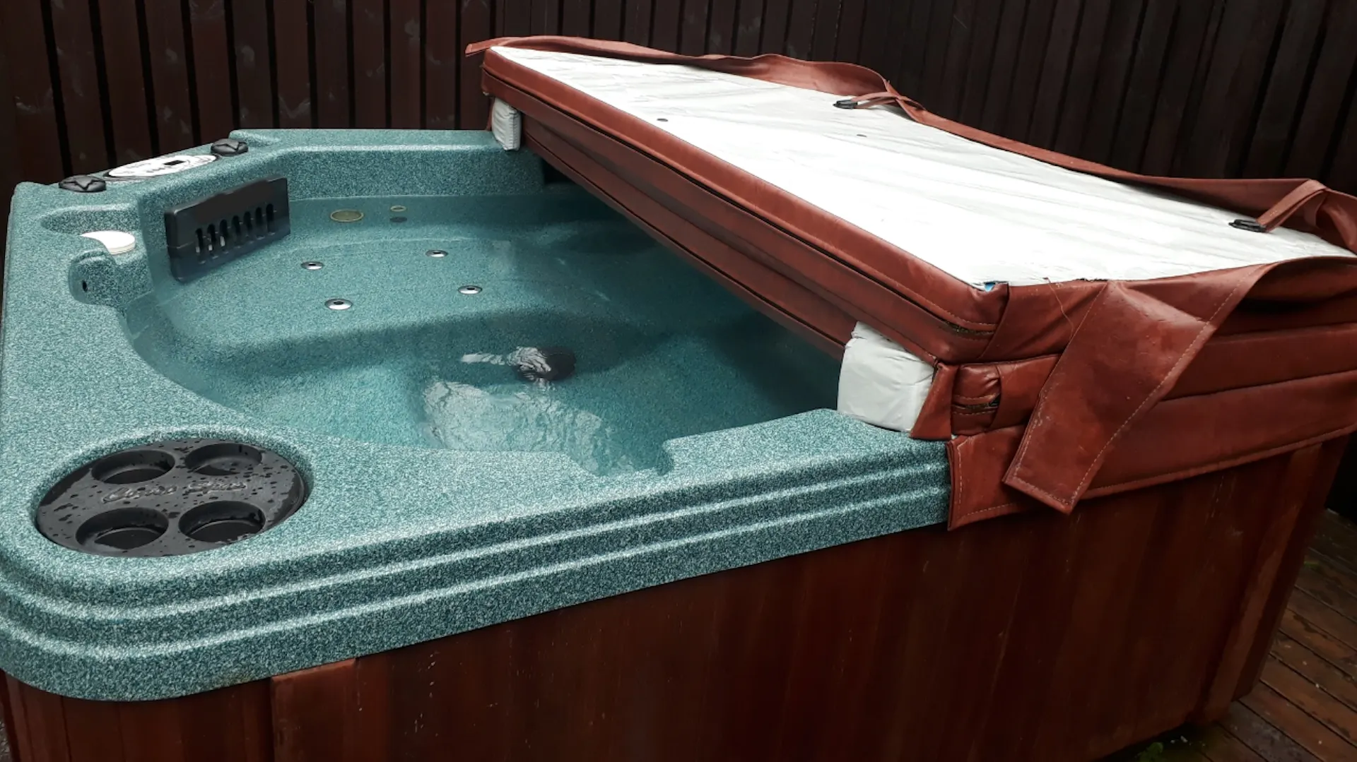 Whirlpool mit halb geöffneter Klapp-Abdeckung