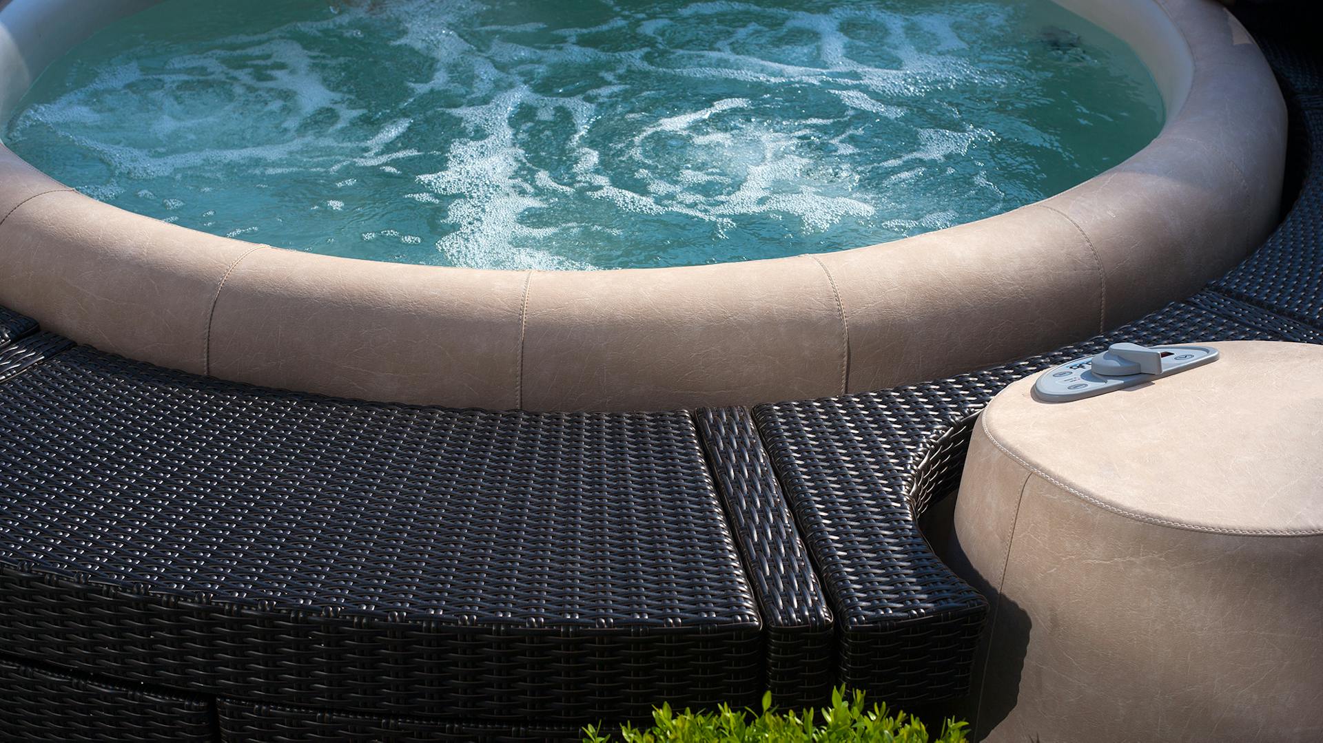 Vírivka s obvodovou sedacou plochou.