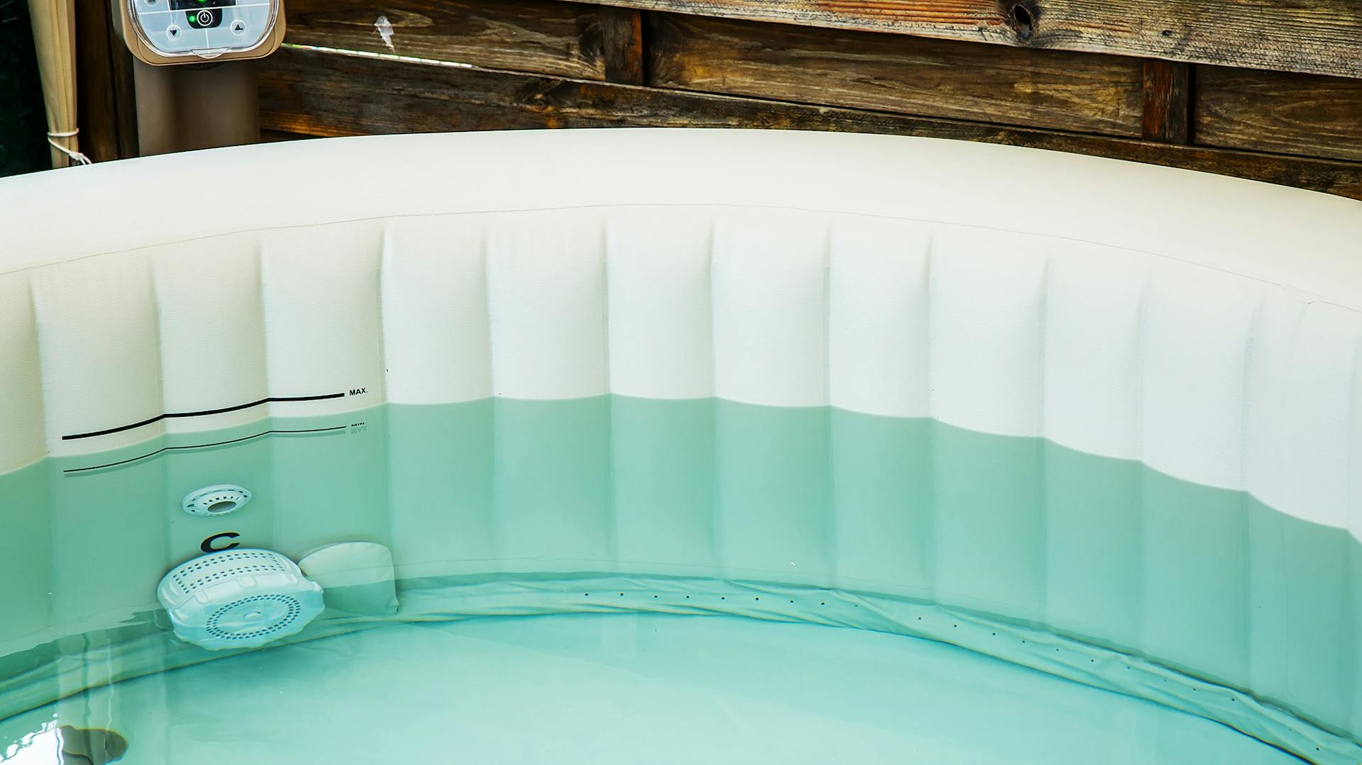 Nafukovacia vírivka s napustenou vodou