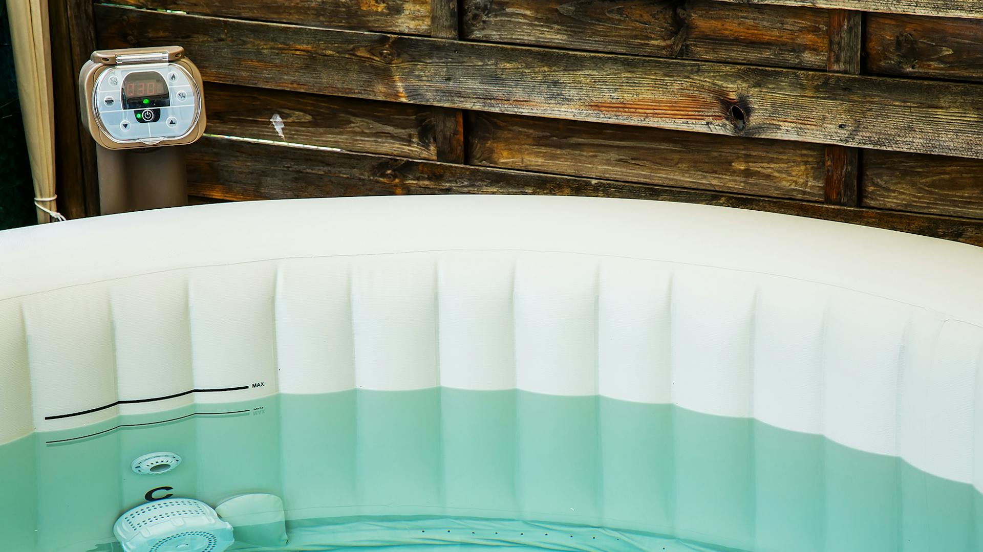 Aufblasbarer portable Whirlpool mit eingelassenem Wasser