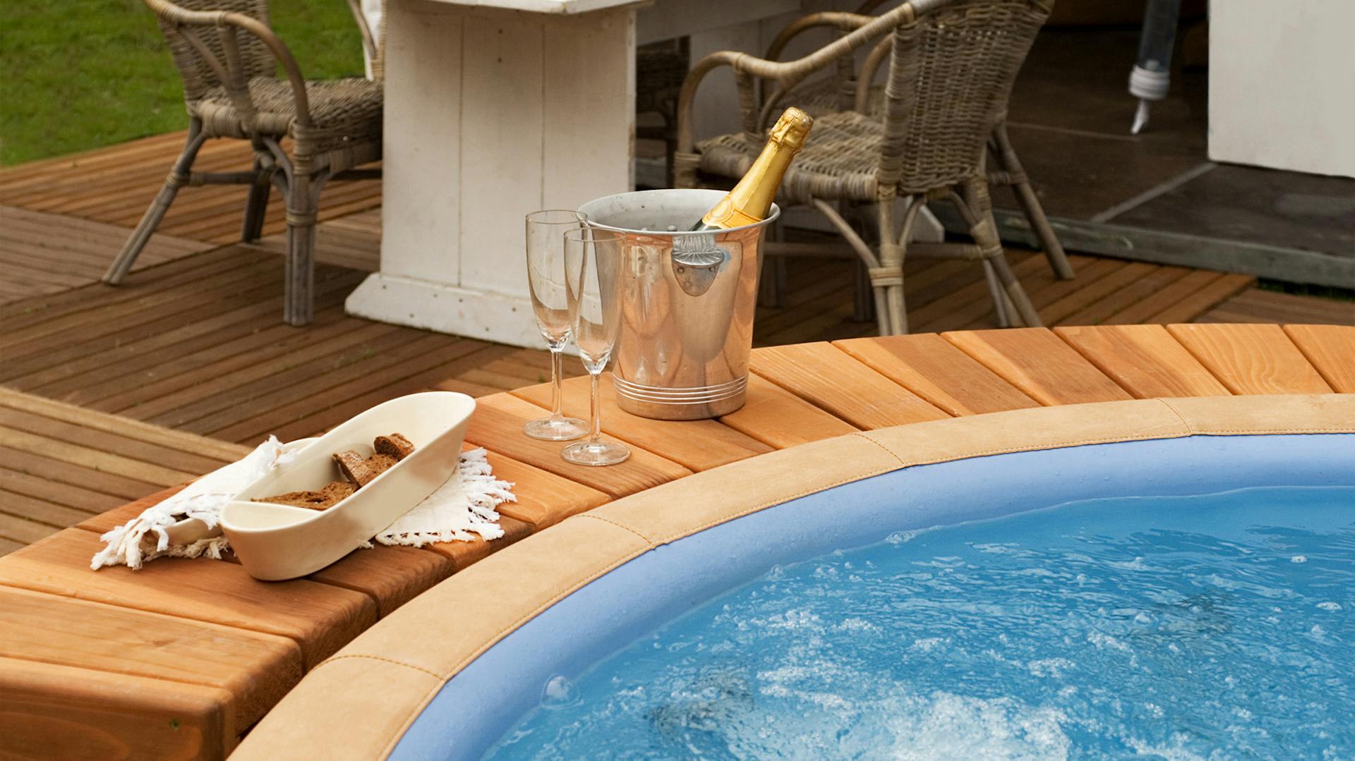 Vírivka na drevenej terase s dreveným obložením