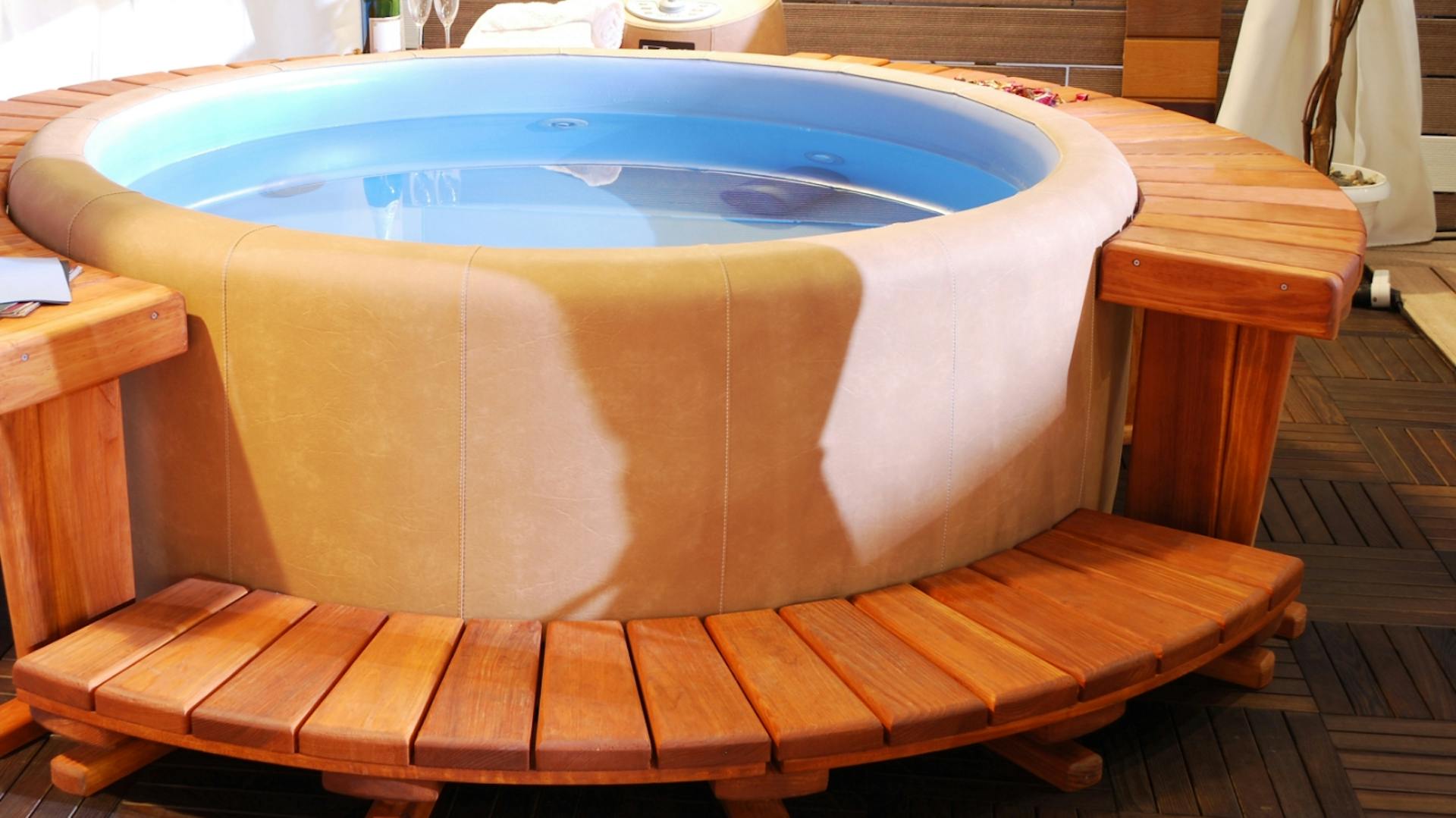 Aufblasbarer Whirlpool mit Holzumrandung auf Terrasse