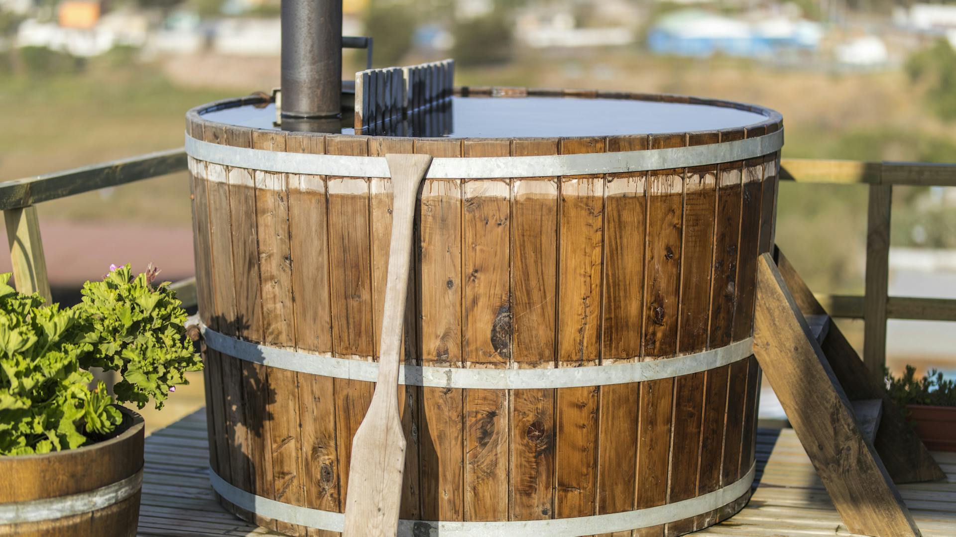 Kleiner Whirlpool mit Holzverkleidung in Fass-Optik