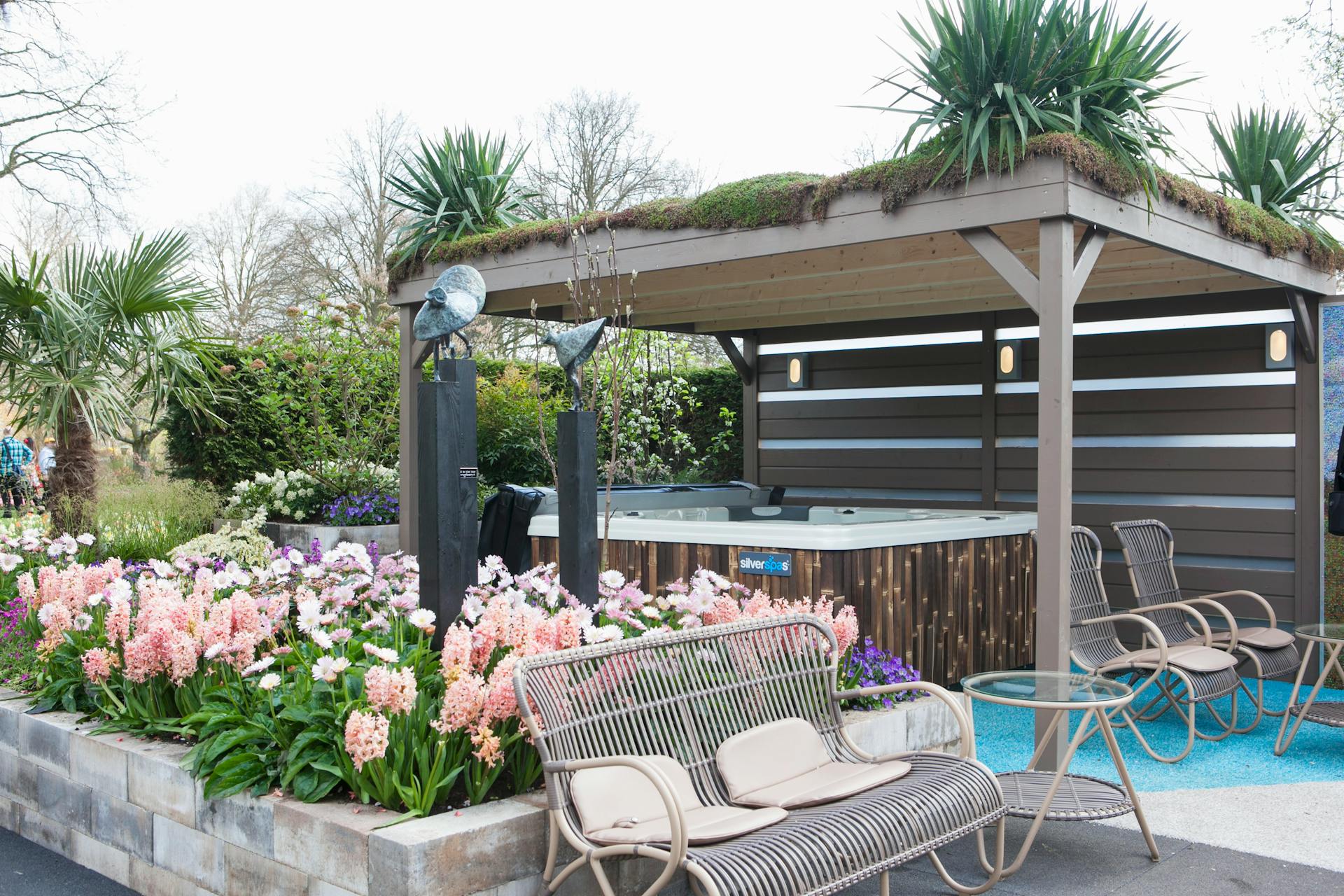 Vasca idromassaggio sotto una pergola