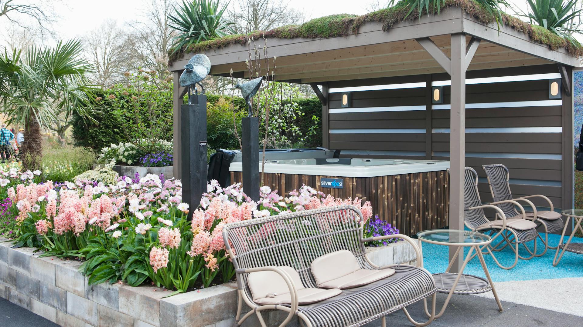 Whirlpool unter einer Pergola