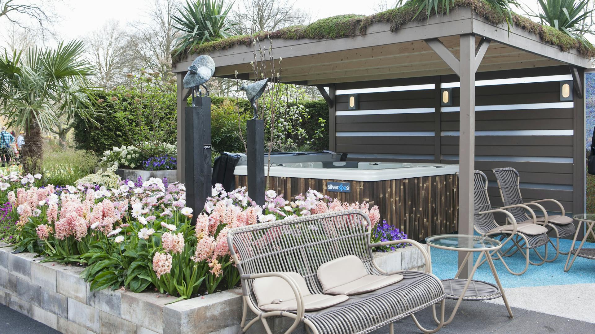 Whirlpool unter Holz-Unterstand mit Sitzmöbeln