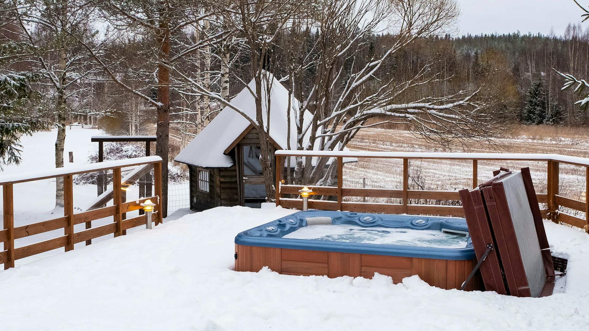 Whirlpool auf verschneiter Holzterrasse
