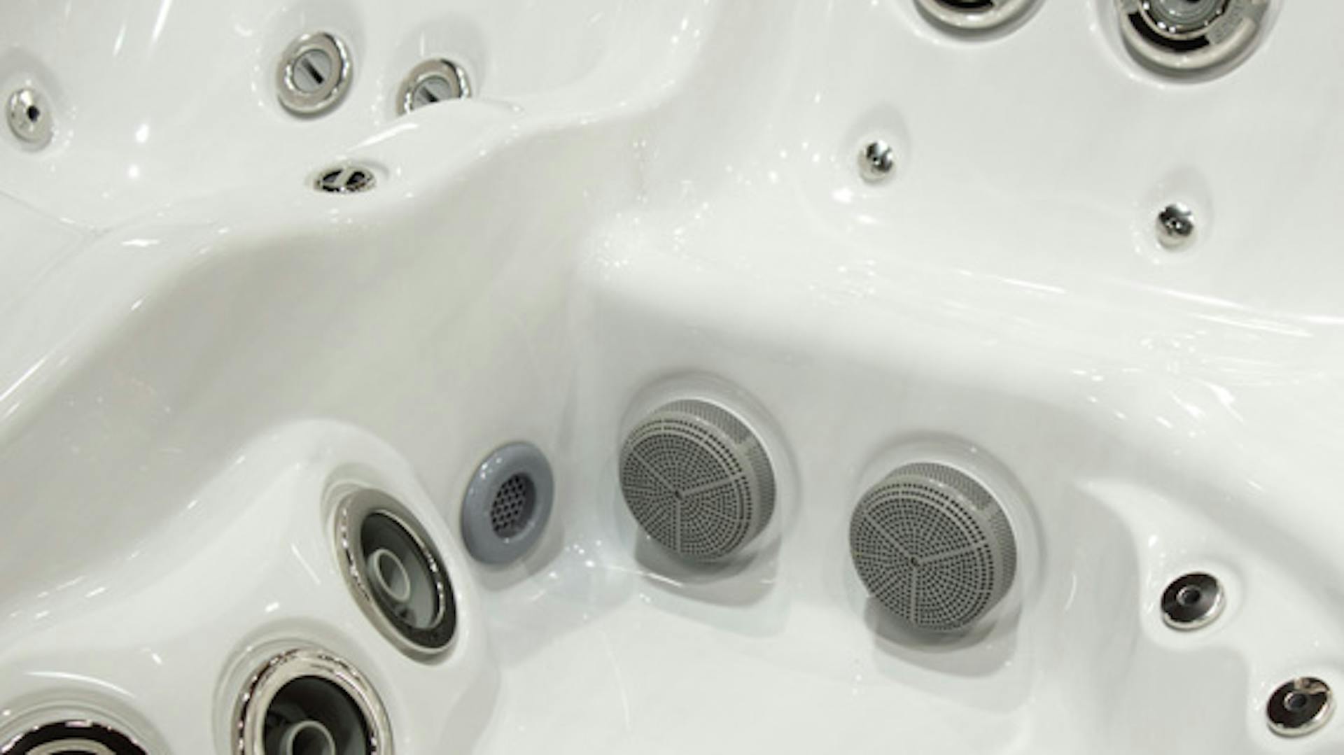Innenseite von weißer Whirlpool-Badewanne mit Luft- und Wasserdüsen