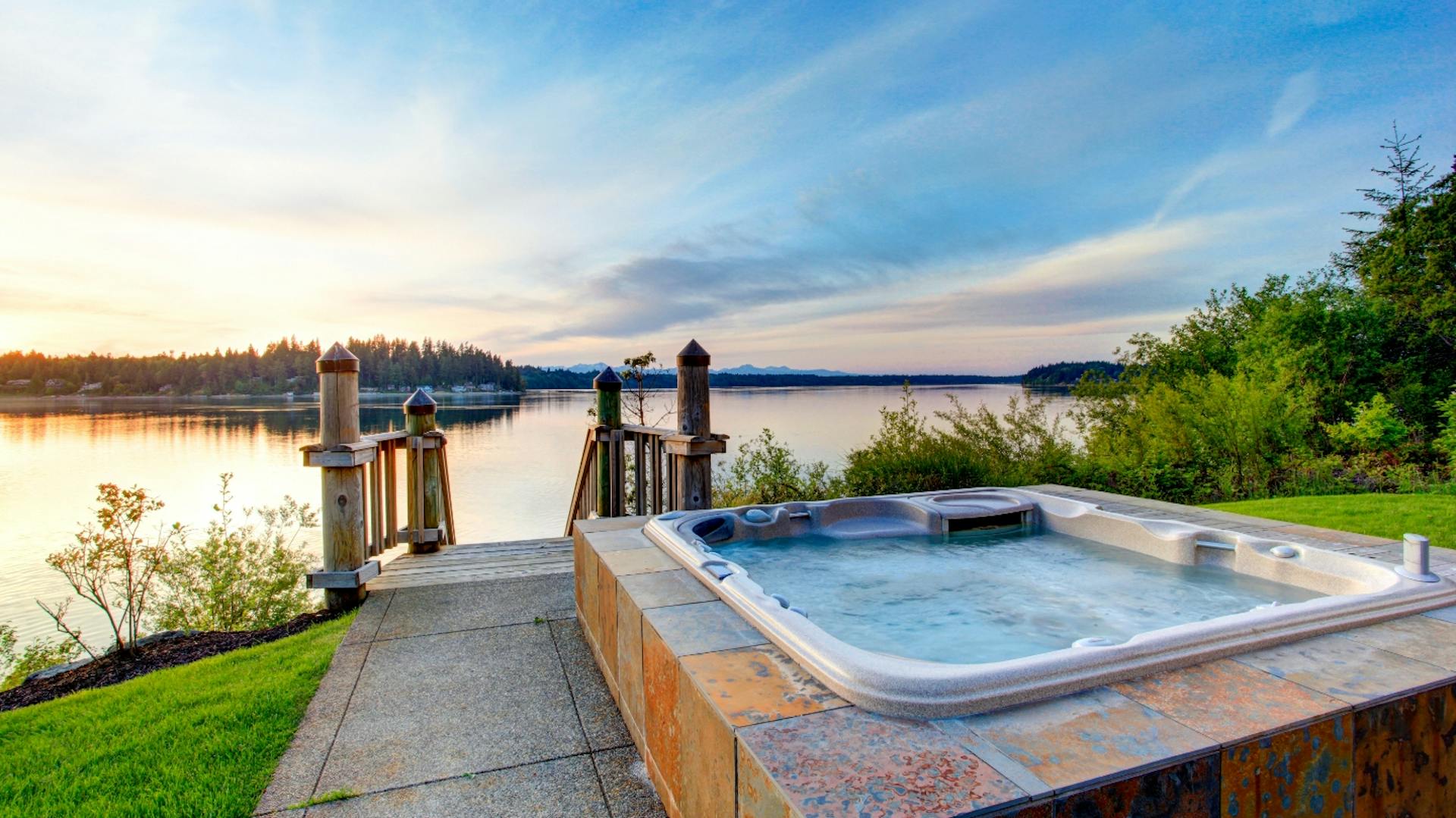 Whirlpool mit Ausblick auf See bei Sonnenuntergang