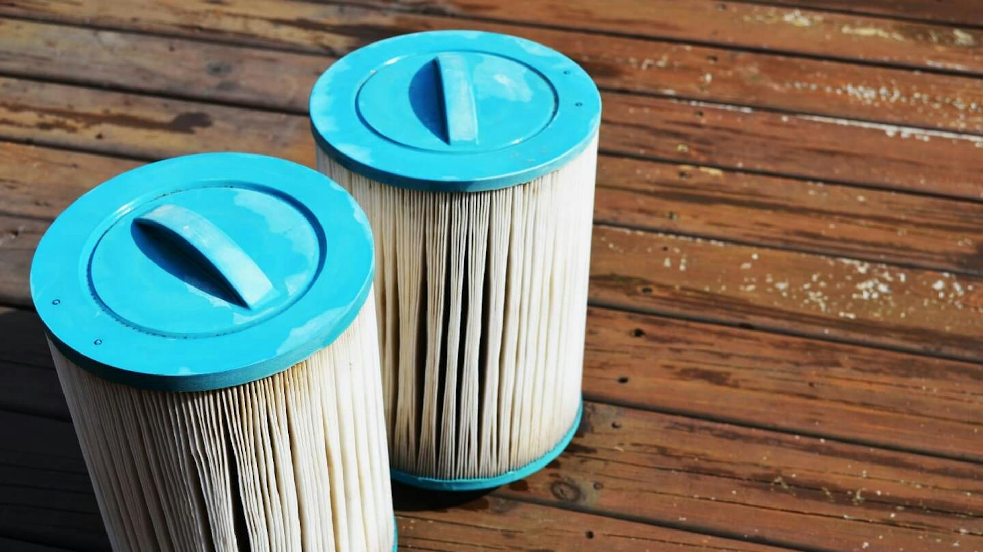 Két használt pezsgőfürdőszűrő egy fateraszon